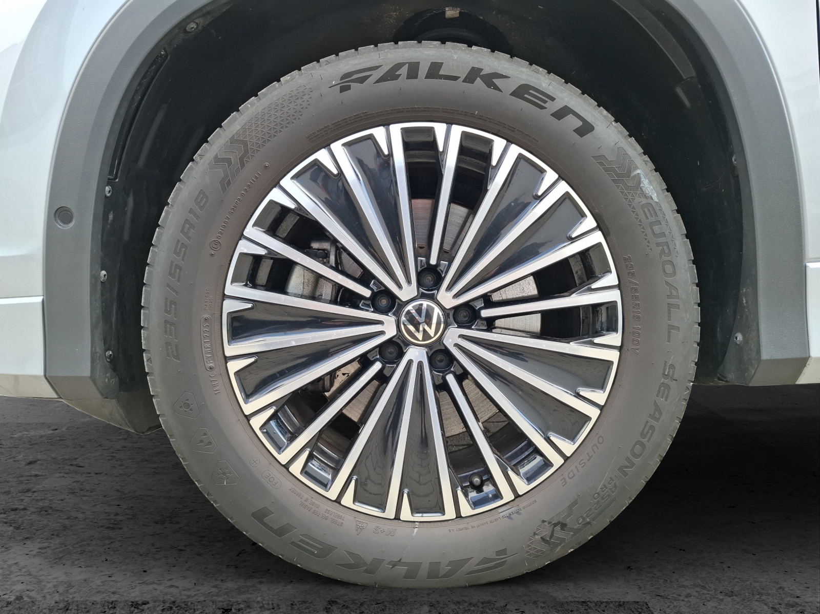 Fahrzeugabbildung Volkswagen Tayron eTSI Life LED AHK Navi AID ACC RFK SH