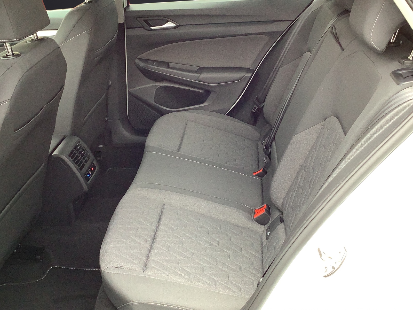 Fahrzeugabbildung Volkswagen Golf VIII TSI Pano AHK ACC
