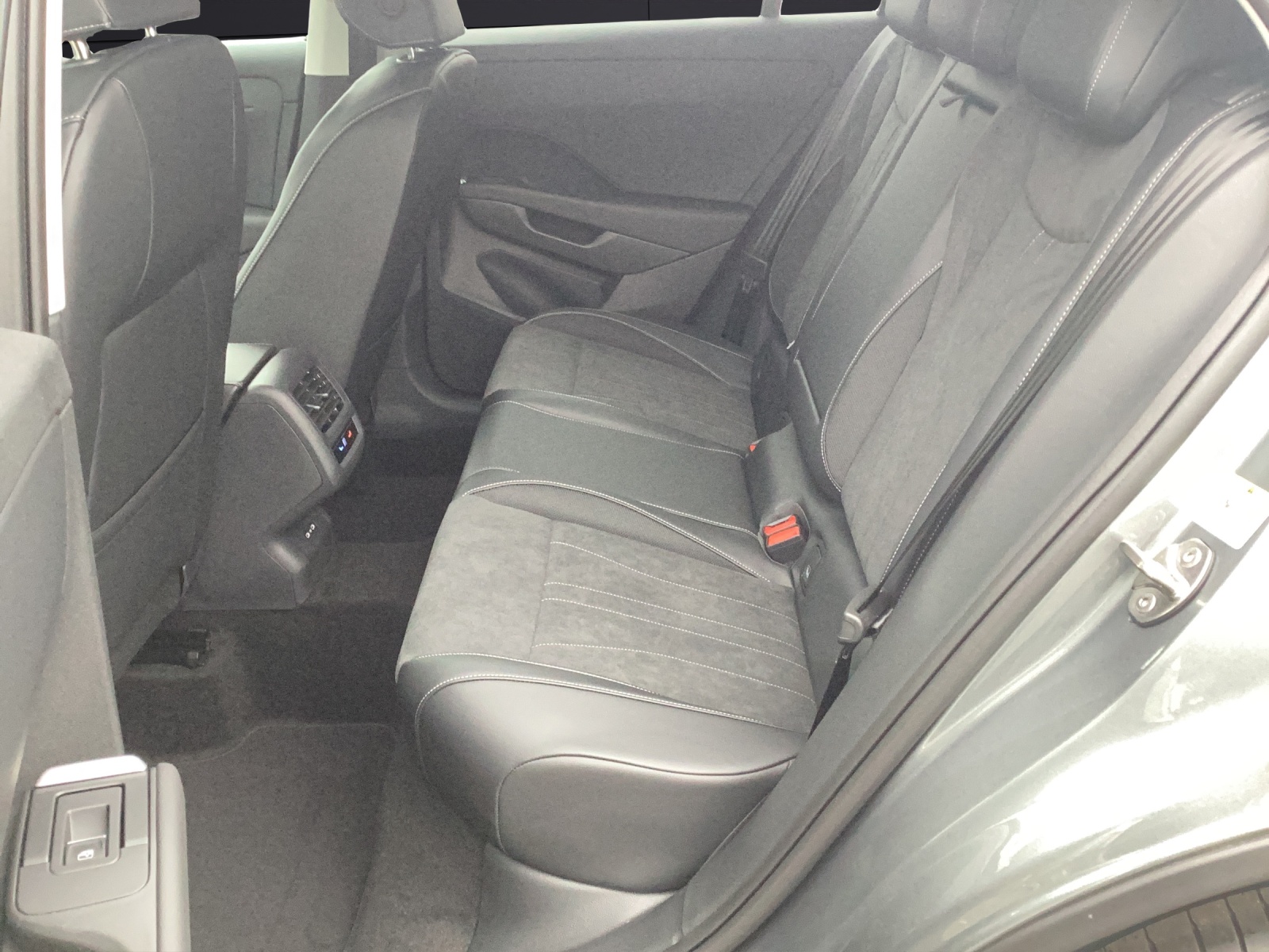 Fahrzeugabbildung Volkswagen T-Roc Style AHZV NAVI LED DAB ACC