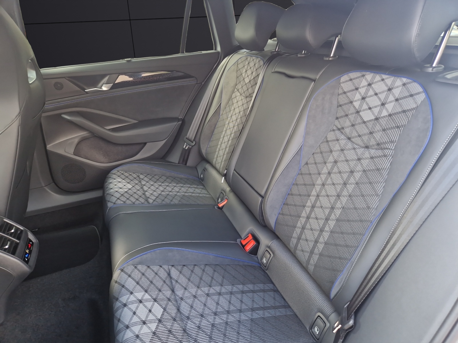 Fahrzeugabbildung Volkswagen Passat Variant 1.5 TSI eHybrid R-Line Matrix AHK