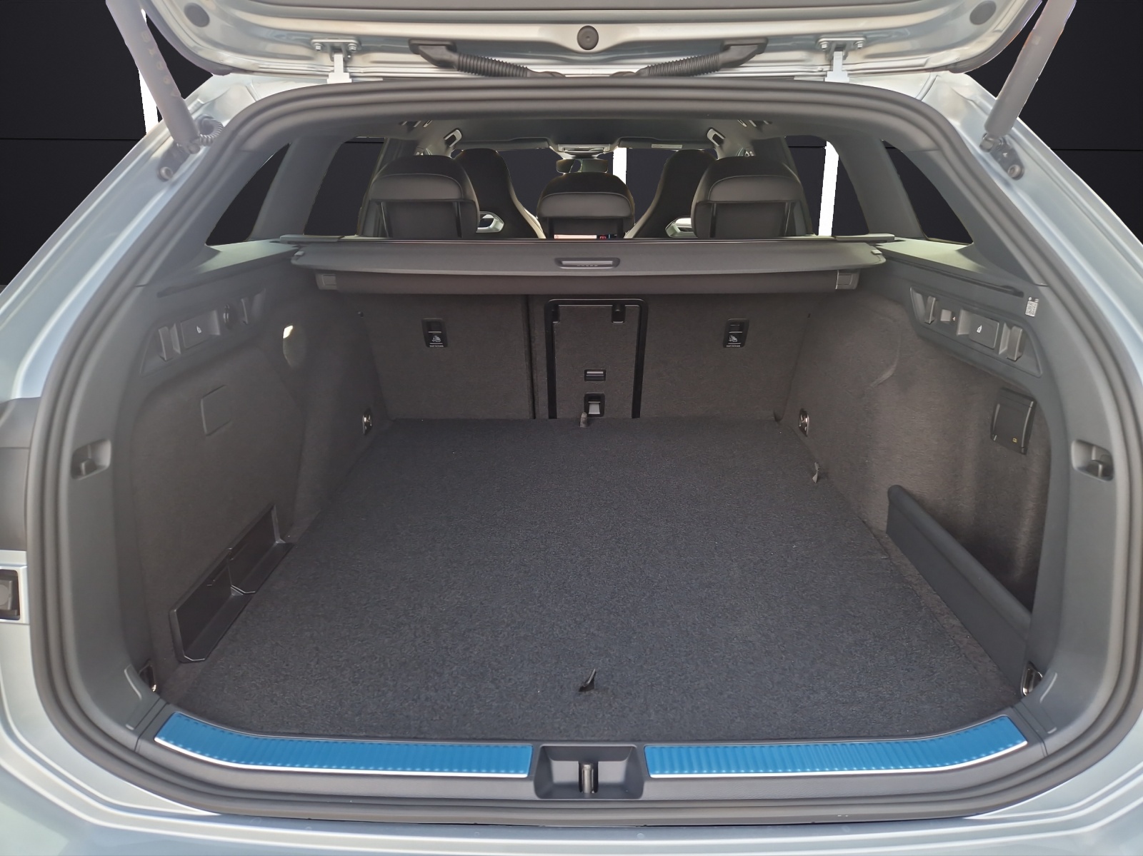 Fahrzeugabbildung Volkswagen Passat Variant 1.5 TSI eHybrid R-Line Matrix AHK