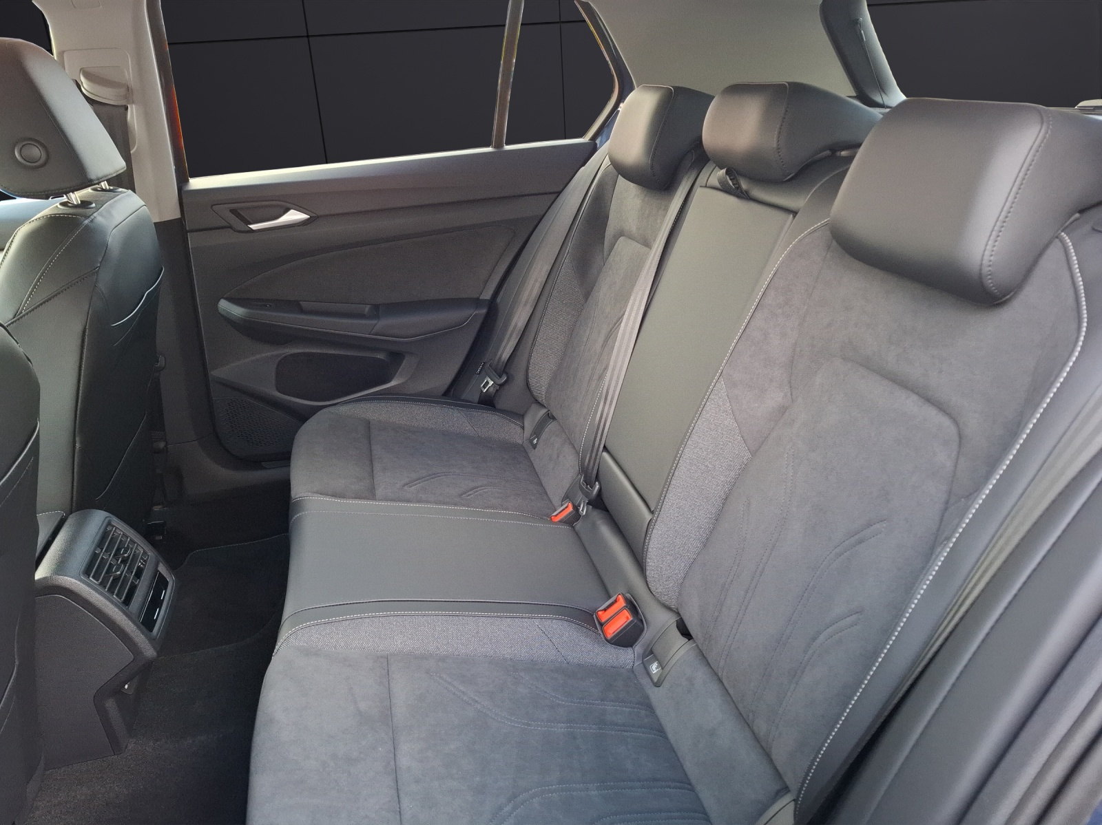 Fahrzeugabbildung Volkswagen Golf LED NAVI DAB AUTO LIGHT ASSIST ACC