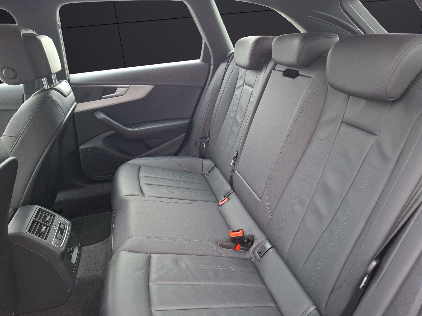 Fahrzeugabbildung Audi A4 Avant 35 TFSI advanced S-tronic LED Navi Leder ACC RFK SH