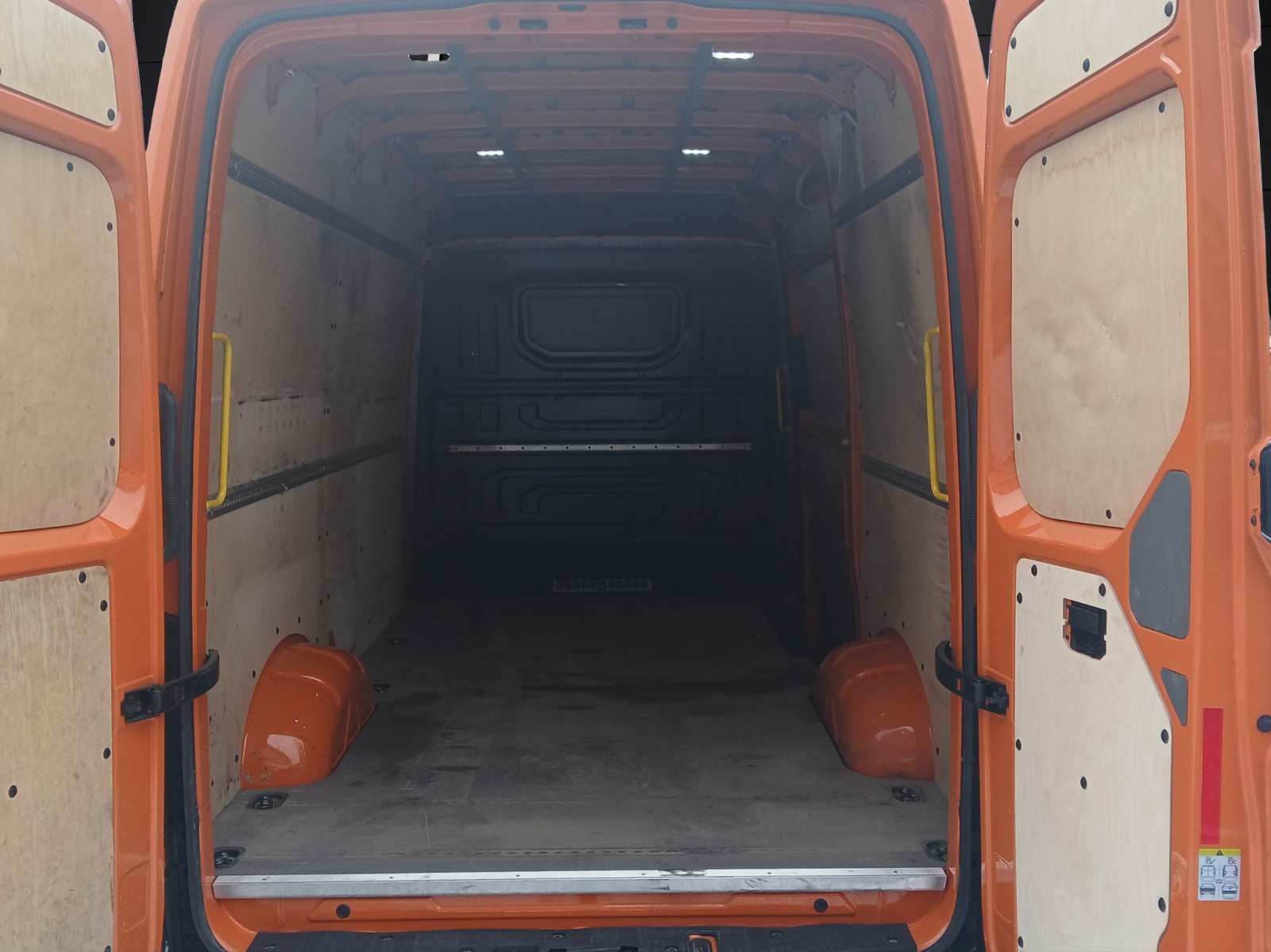 Fahrzeugabbildung Volkswagen Crafter Kasten 35 MR HD AHK Klima RFK
