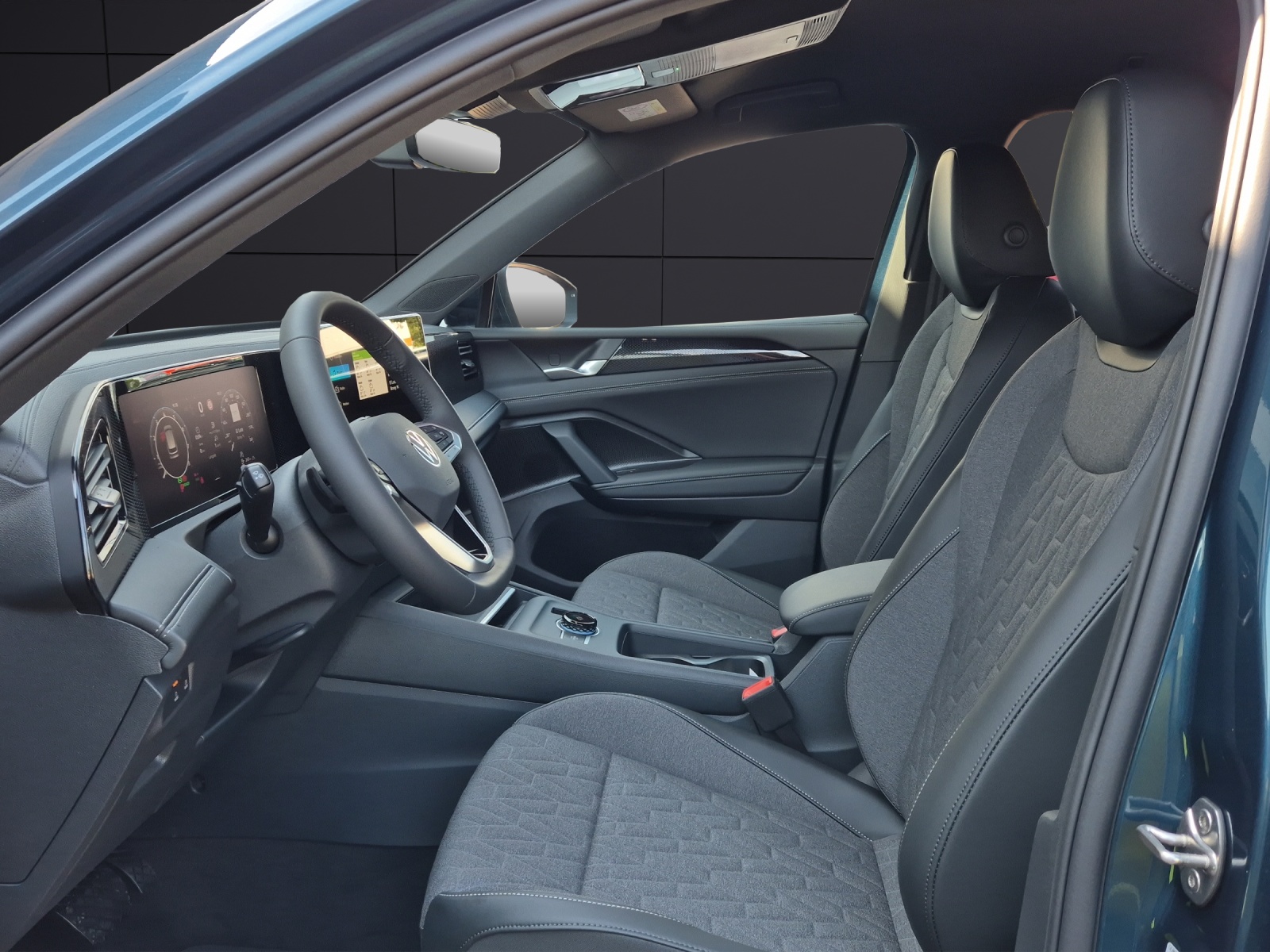 Fahrzeugabbildung Volkswagen Tiguan Life TSI AHZV LED NAVI DAB ACC