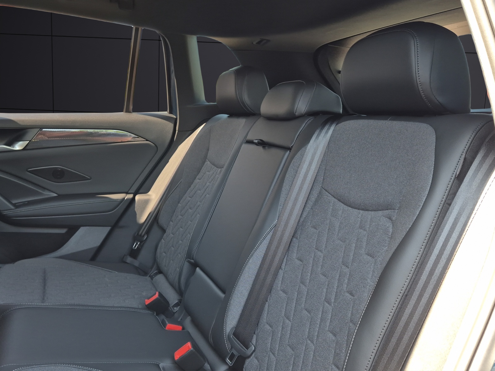 Fahrzeugabbildung Volkswagen Tiguan Life TSI AHZV LED NAVI DAB ACC
