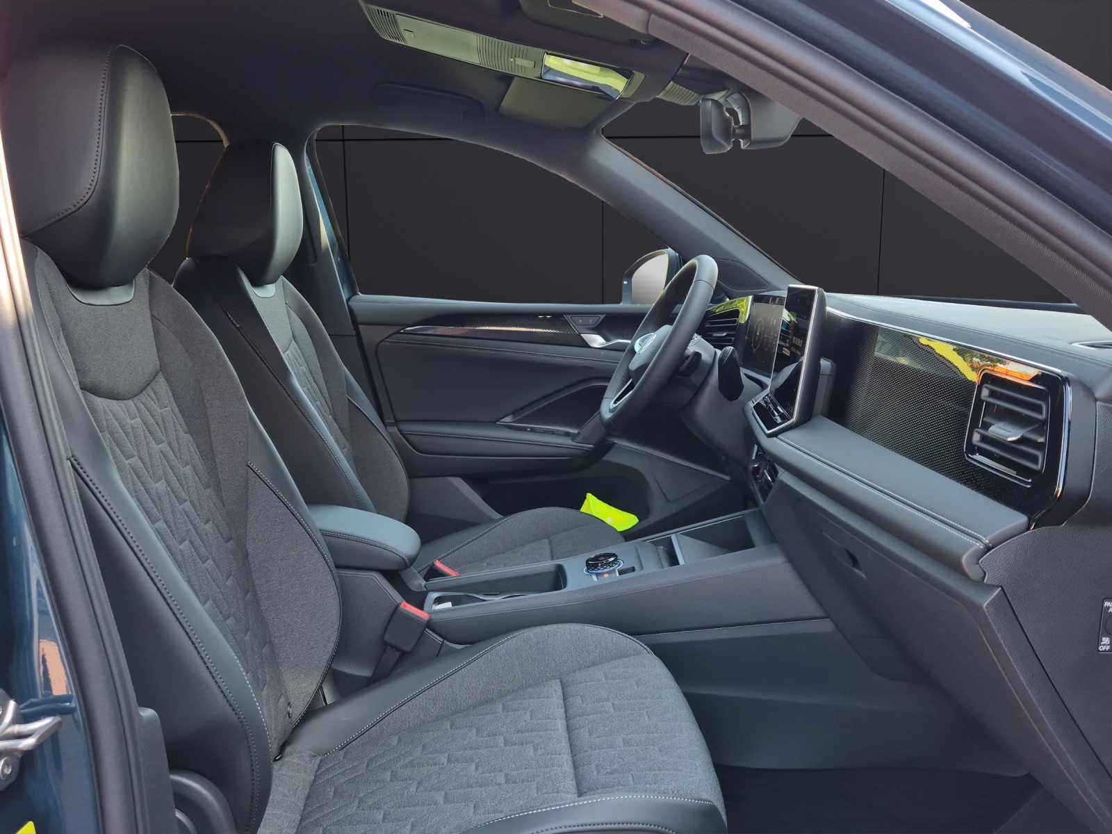 Fahrzeugabbildung Volkswagen Tiguan Life TSI AHZV LED NAVI DAB ACC