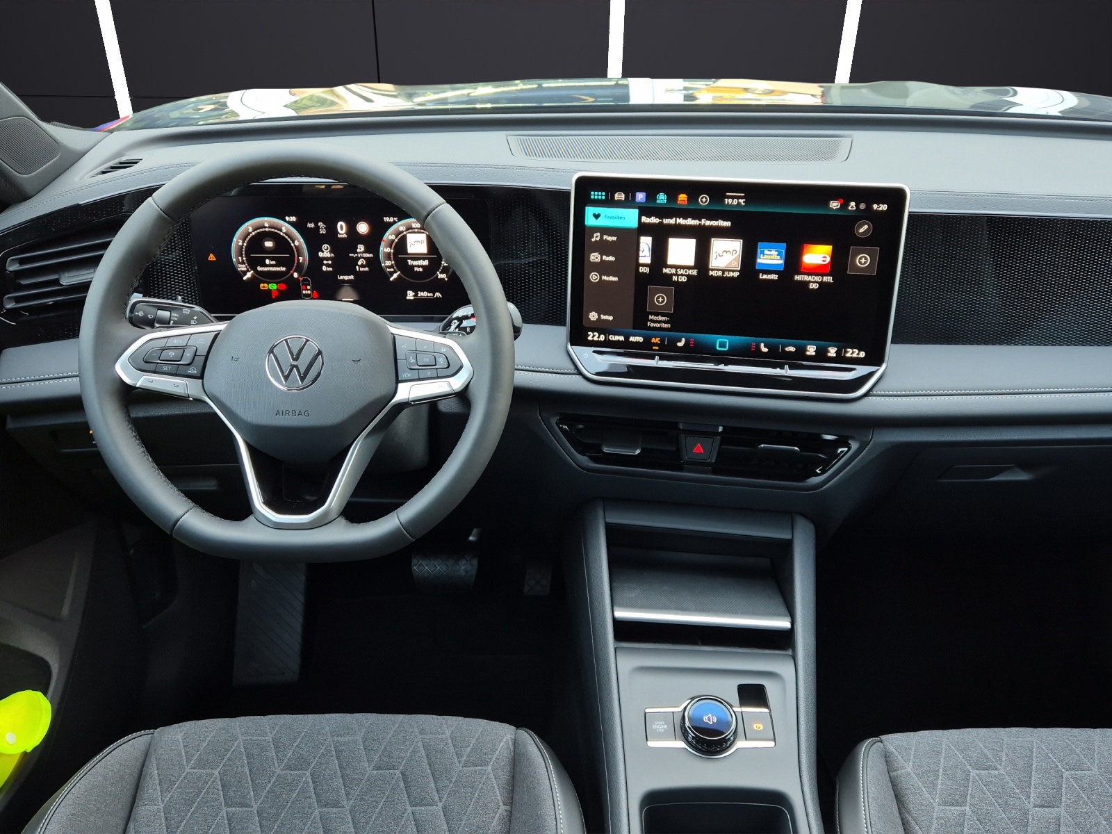 Fahrzeugabbildung Volkswagen Tiguan Life TSI AHZV LED NAVI DAB ACC