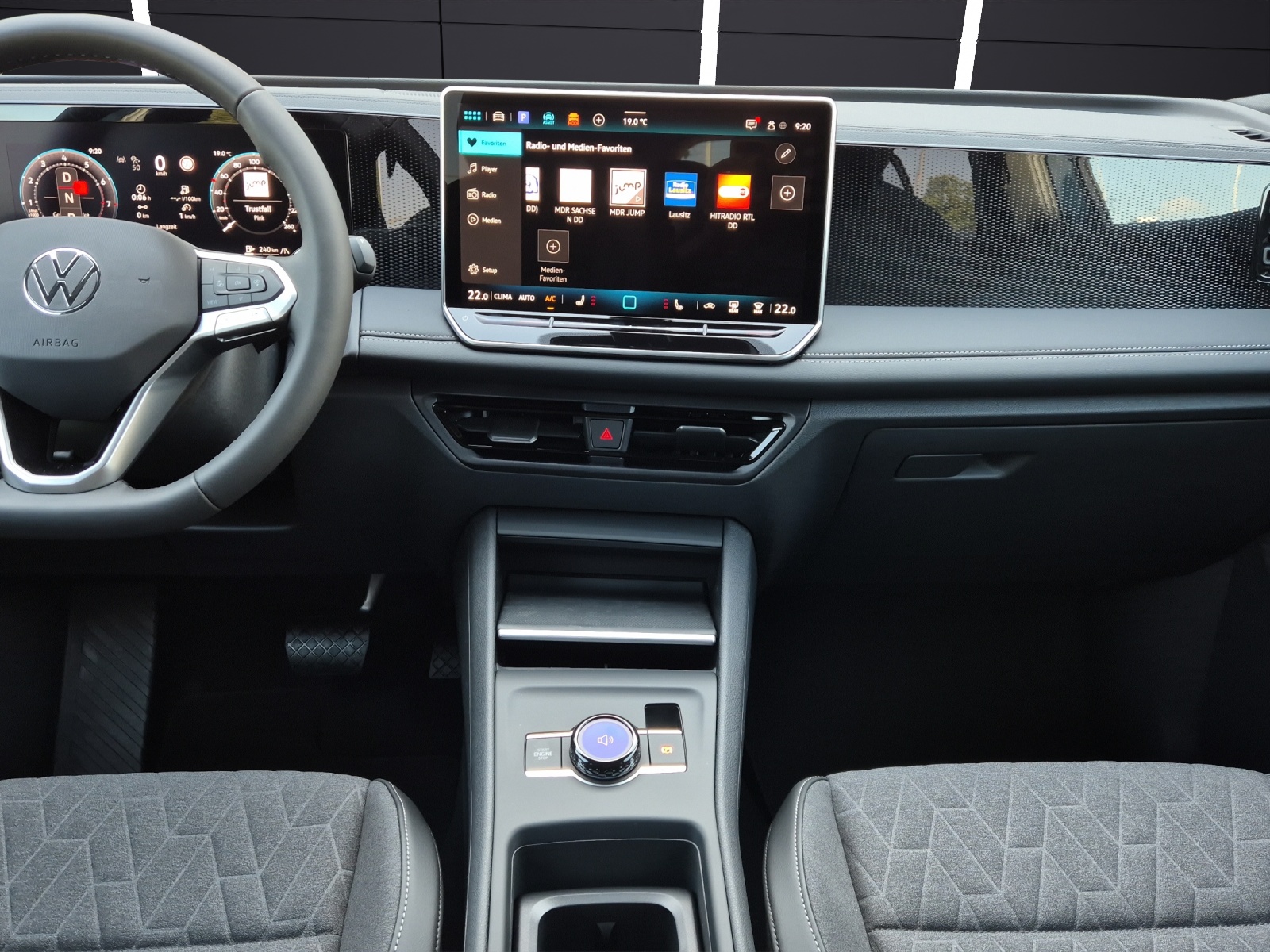 Fahrzeugabbildung Volkswagen Tiguan Life TSI AHZV LED NAVI DAB ACC
