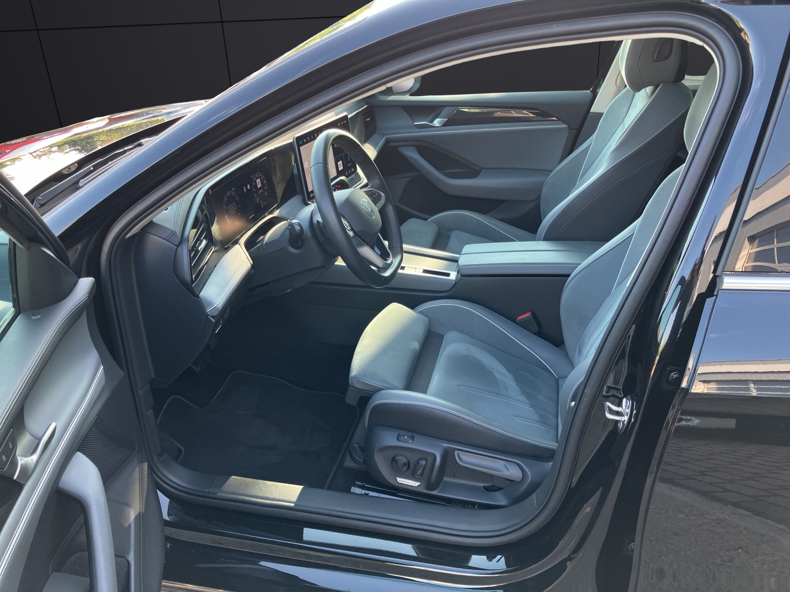 Fahrzeugabbildung Volkswagen Passat Variant eTSI Business DSG LED Navi ACC DCC Pano RFK HuD