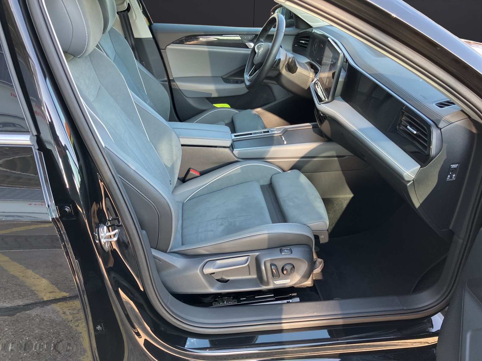 Fahrzeugabbildung Volkswagen Passat Variant eTSI Business DSG LED Navi ACC DCC Pano RFK HuD