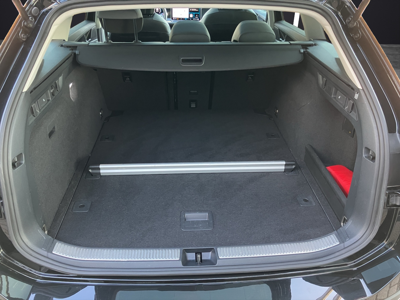 Fahrzeugabbildung Volkswagen Passat Variant eTSI Business DSG LED Navi ACC DCC Pano RFK HuD