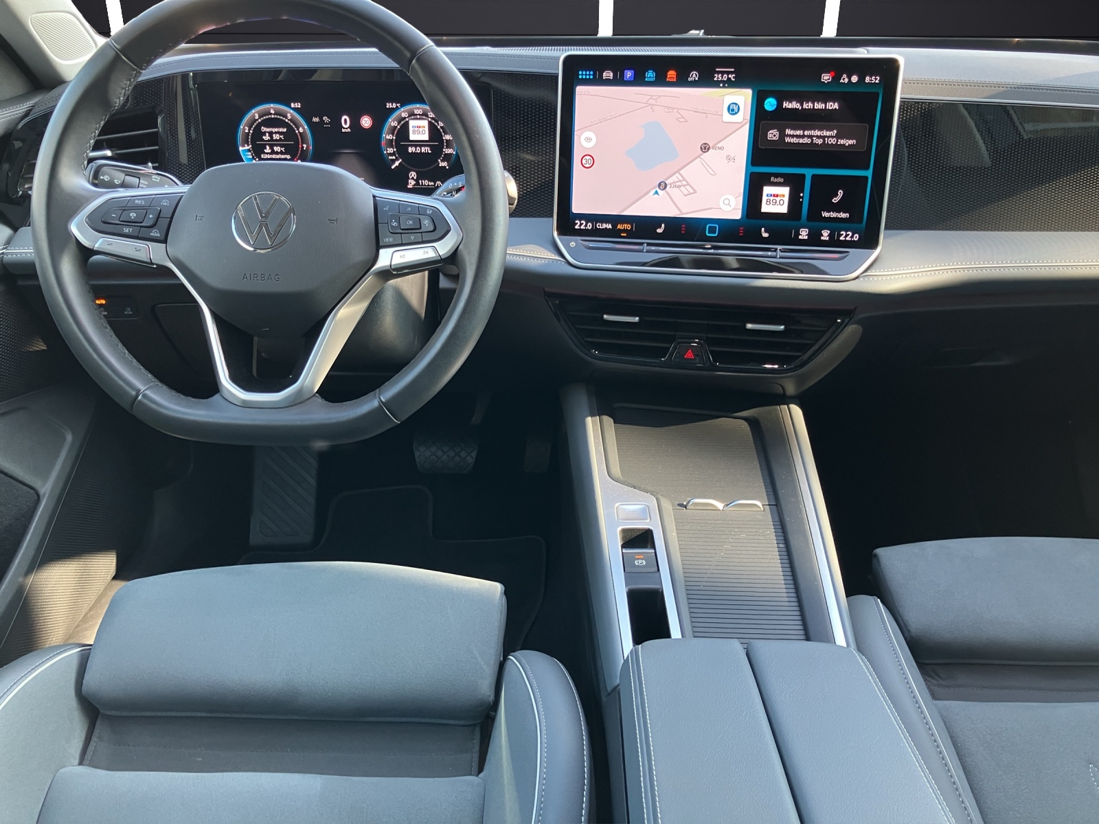 Fahrzeugabbildung Volkswagen Passat Variant eTSI Business DSG LED Navi ACC DCC Pano RFK HuD