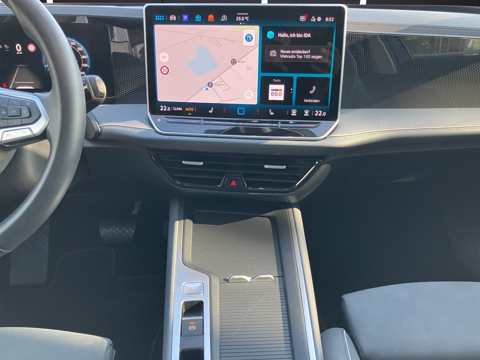 Fahrzeugabbildung Volkswagen Passat Variant eTSI Business DSG LED Navi ACC DCC Pano RFK HuD