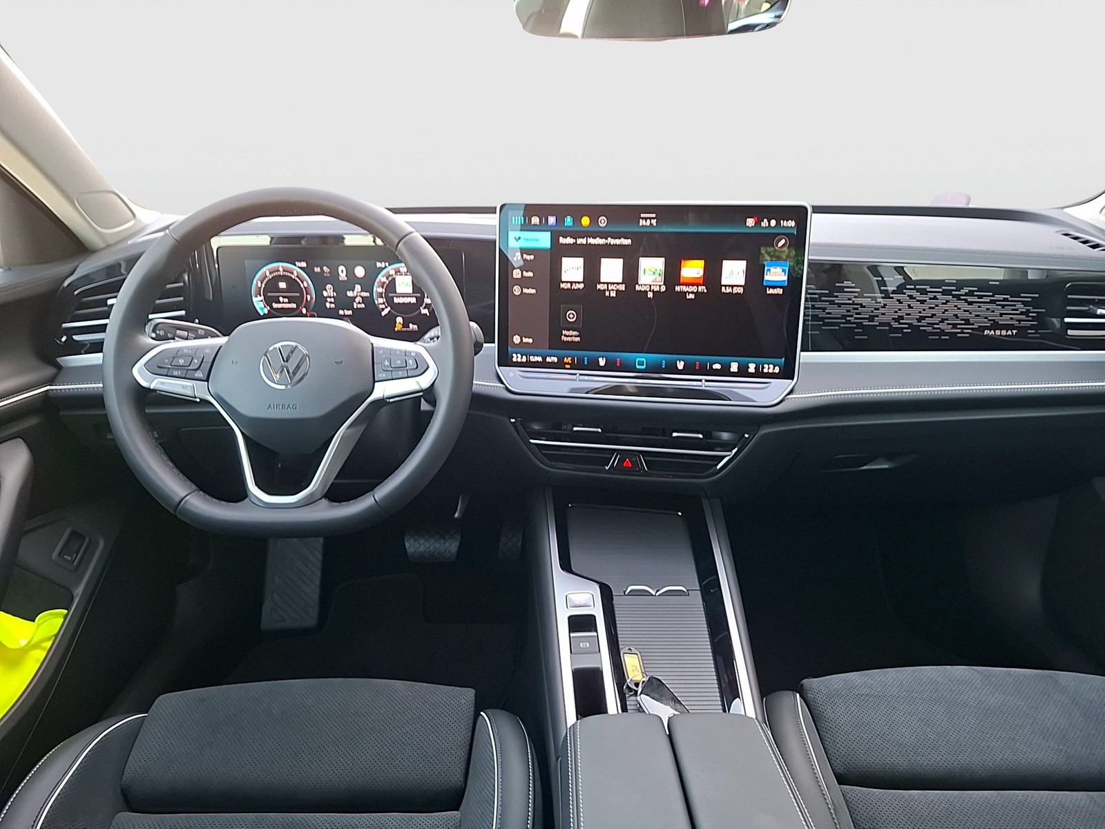 Fahrzeugabbildung Volkswagen Passat Variant eTSI Elegance DSG Matrix AHK Navi AID HUD ACC RFK SH