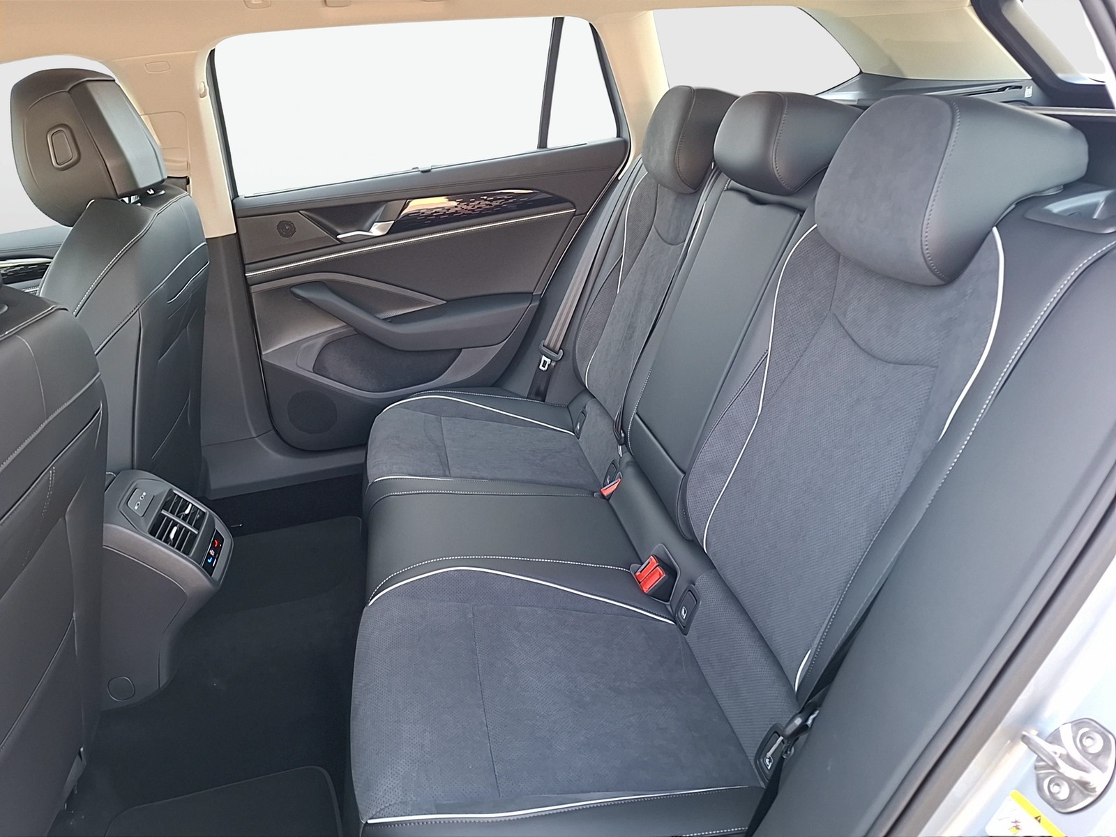 Fahrzeugabbildung Volkswagen Passat Variant eTSI Elegance DSG Matrix AHK Navi AID HUD ACC RFK SH