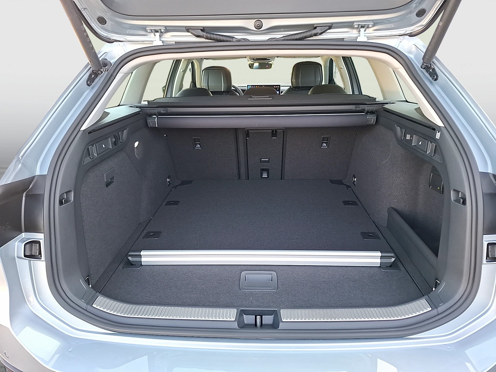 Fahrzeugabbildung Volkswagen Passat Variant eTSI Elegance DSG Matrix AHK Navi AID HUD ACC RFK SH