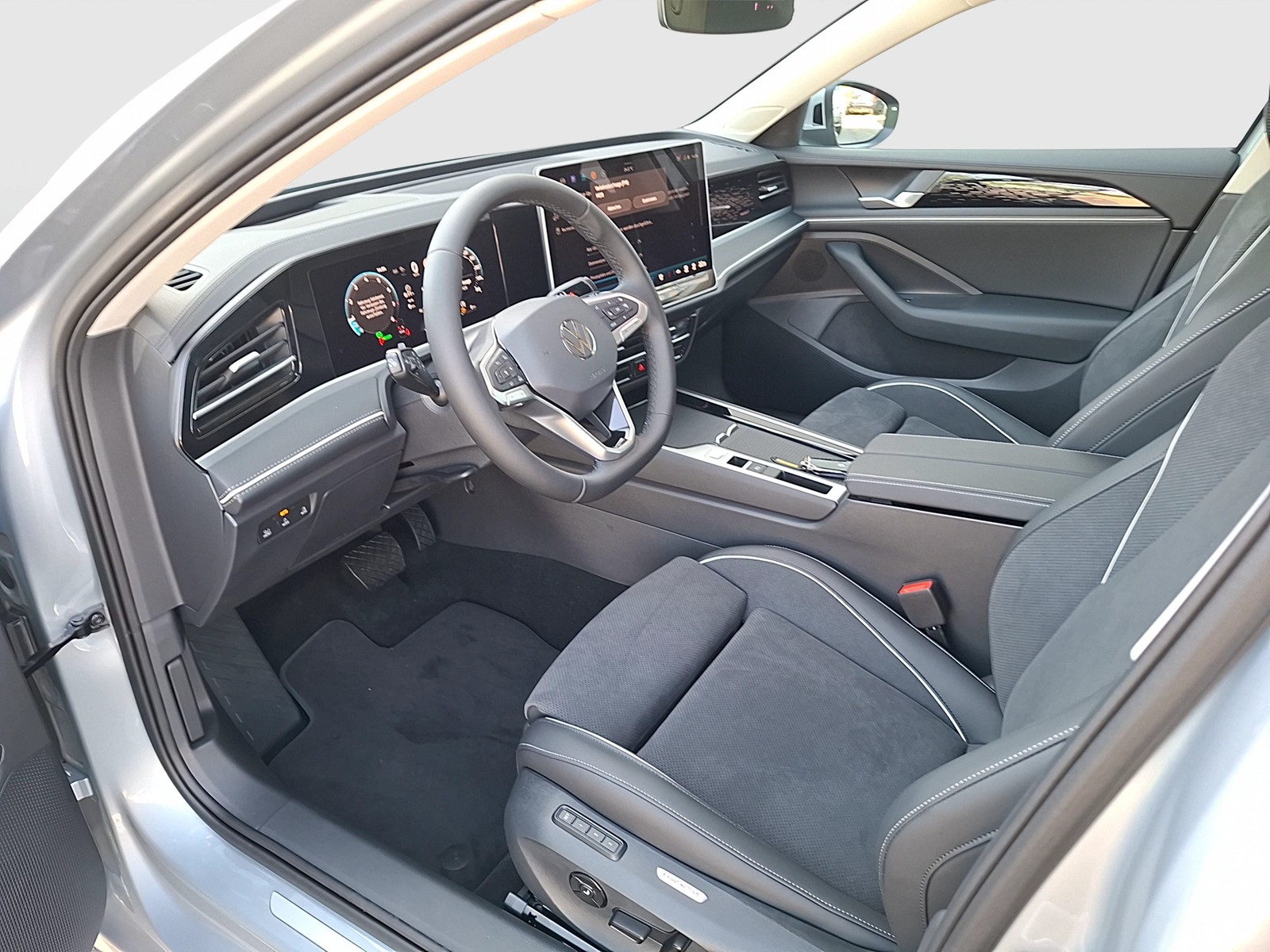 Fahrzeugabbildung Volkswagen Passat Variant eTSI Elegance DSG Matrix AHK Navi AID HUD ACC RFK SH