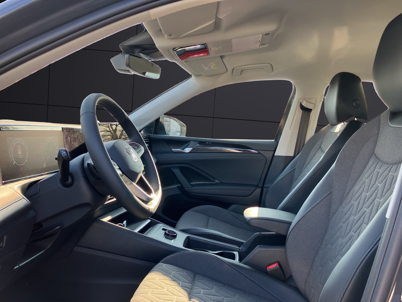Fahrzeugabbildung Volkswagen Tiguan 1.5 e Life DSG LED ACC RearView Ambiente Navi