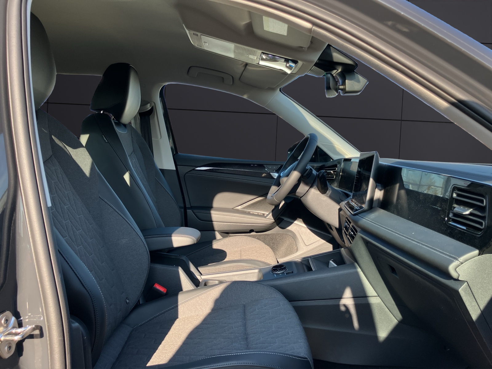 Fahrzeugabbildung Volkswagen Tiguan 1.5 e Life DSG LED ACC RearView Ambiente Navi