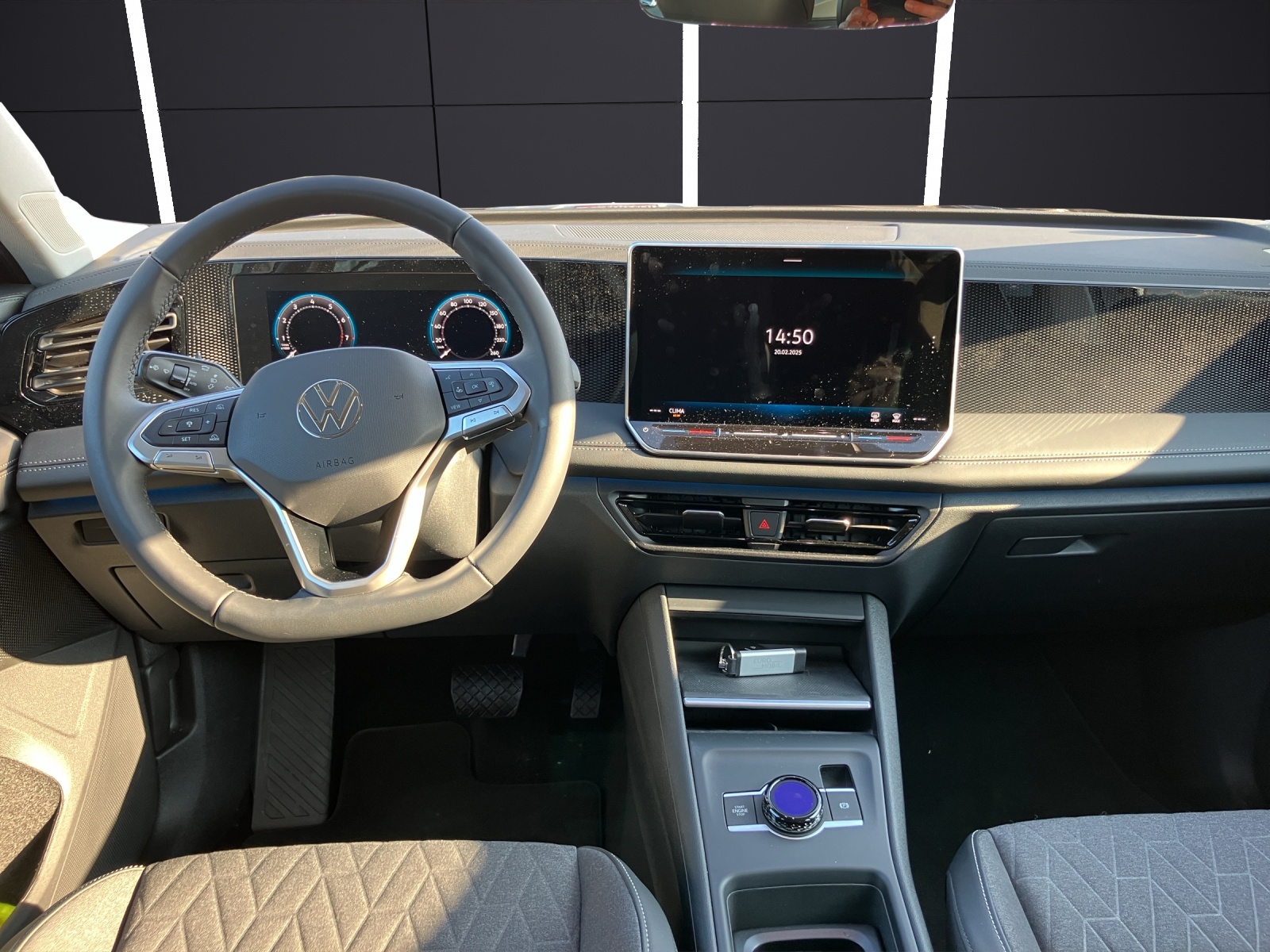 Fahrzeugabbildung Volkswagen Tiguan 1.5 e Life DSG LED ACC RearView Ambiente Navi