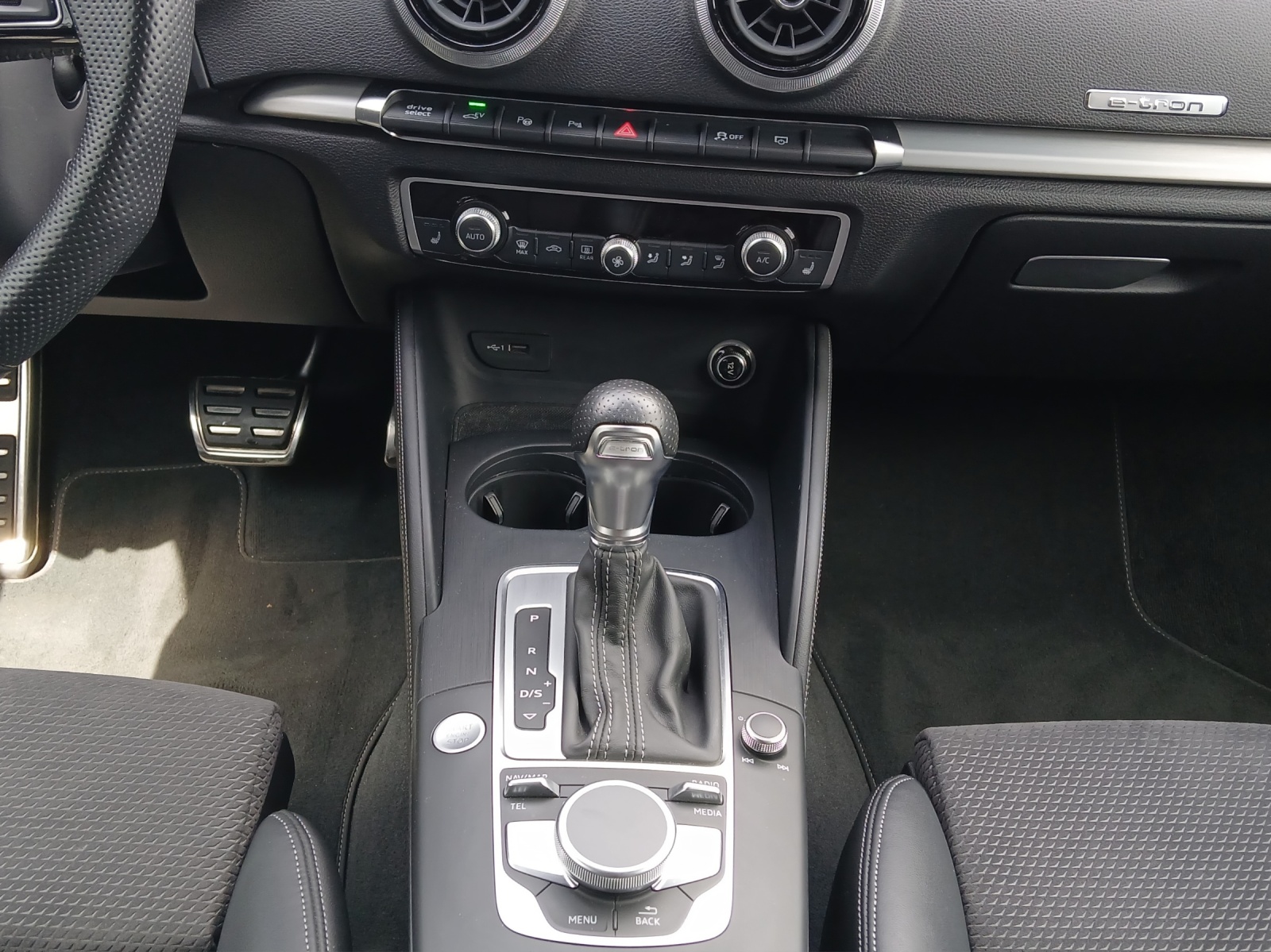 Fahrzeugabbildung Audi A3 Sportback 40 e-tron sport Matrix Navi ACC RFK VC SH