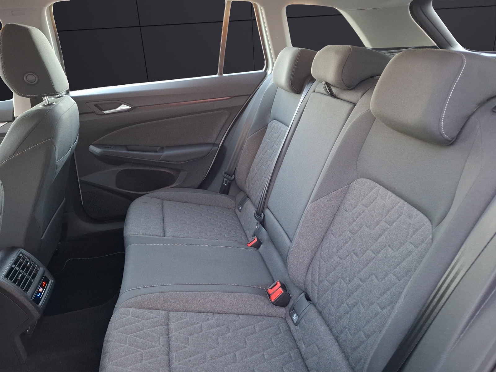 Fahrzeugabbildung Volkswagen Golf VIII Variant TSI Life LED AID ACC PDC SH LM