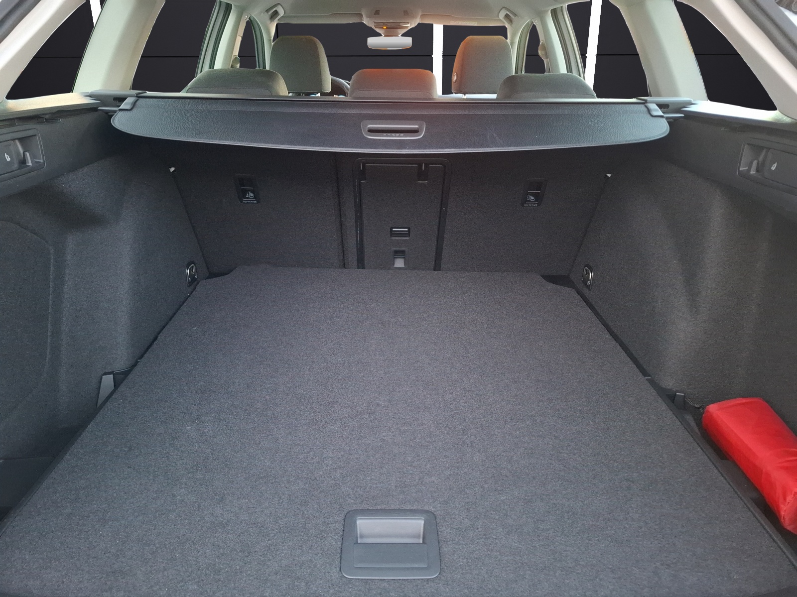 Fahrzeugabbildung Volkswagen Golf VIII Variant TSI Life LED AID ACC PDC SH LM