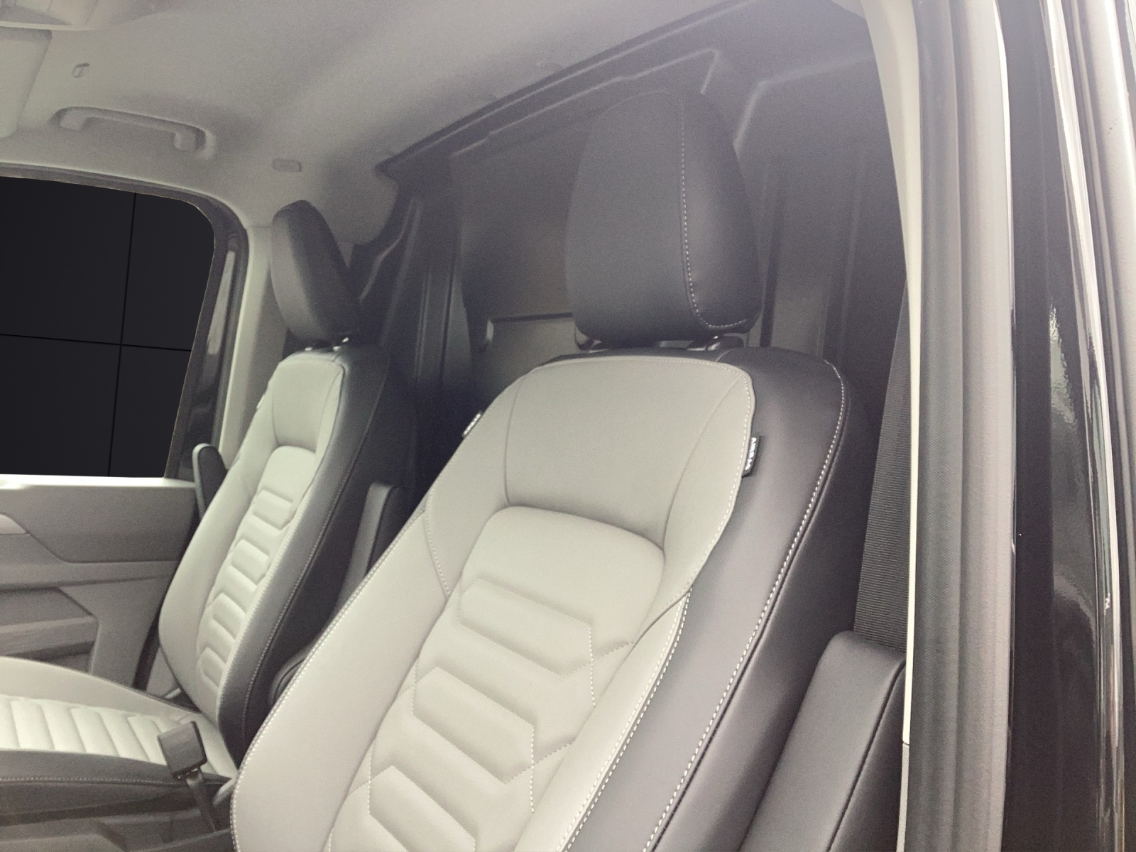 Fahrzeugabbildung Volkswagen Transporter Kasten TDI 81 kW KR PDK LANE ASSIST