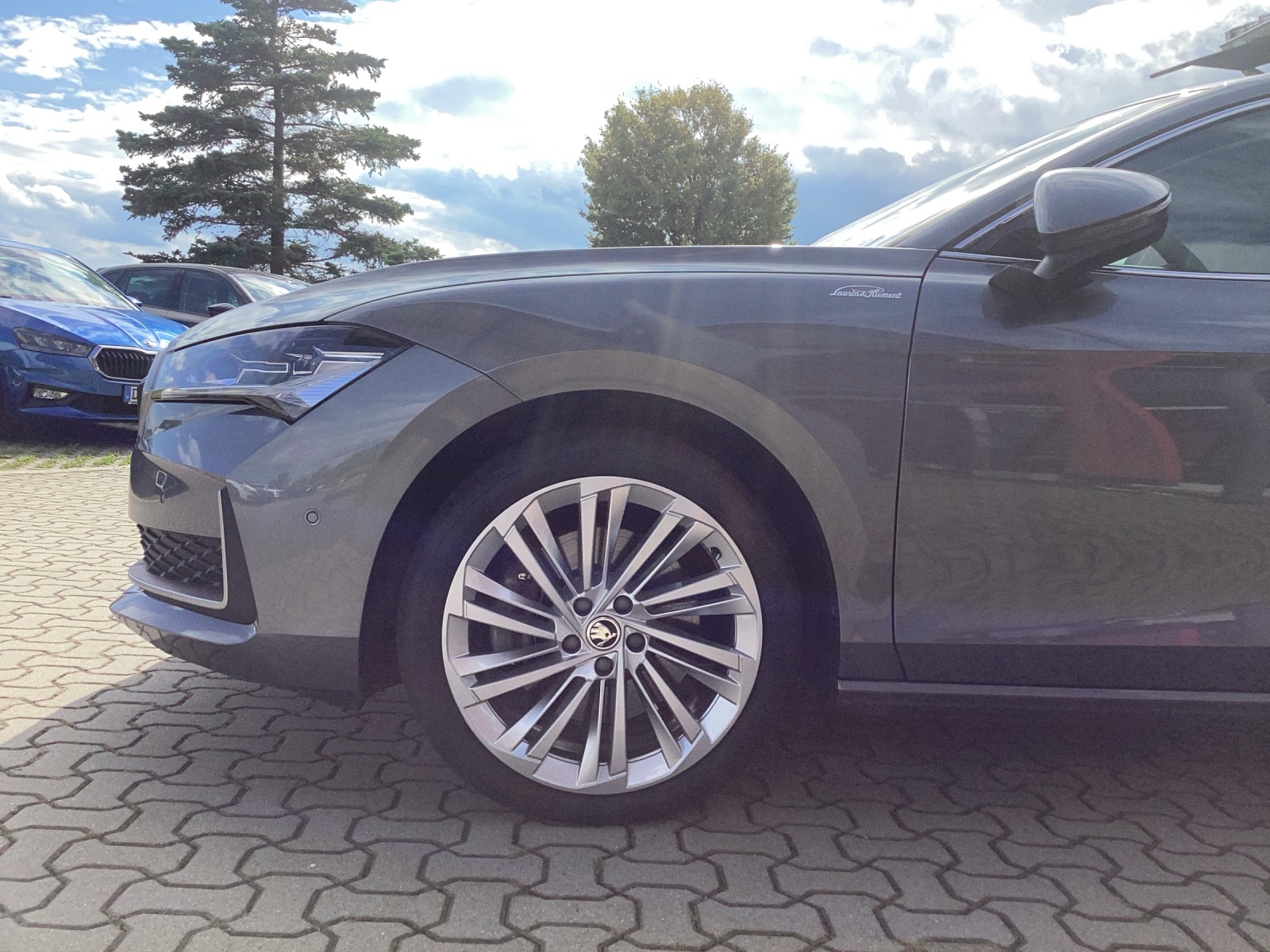 Fahrzeugabbildung SKODA Superb Combi 2.0 TDI DSG 4x4 L&K AHZV DCC ACC FAMILY