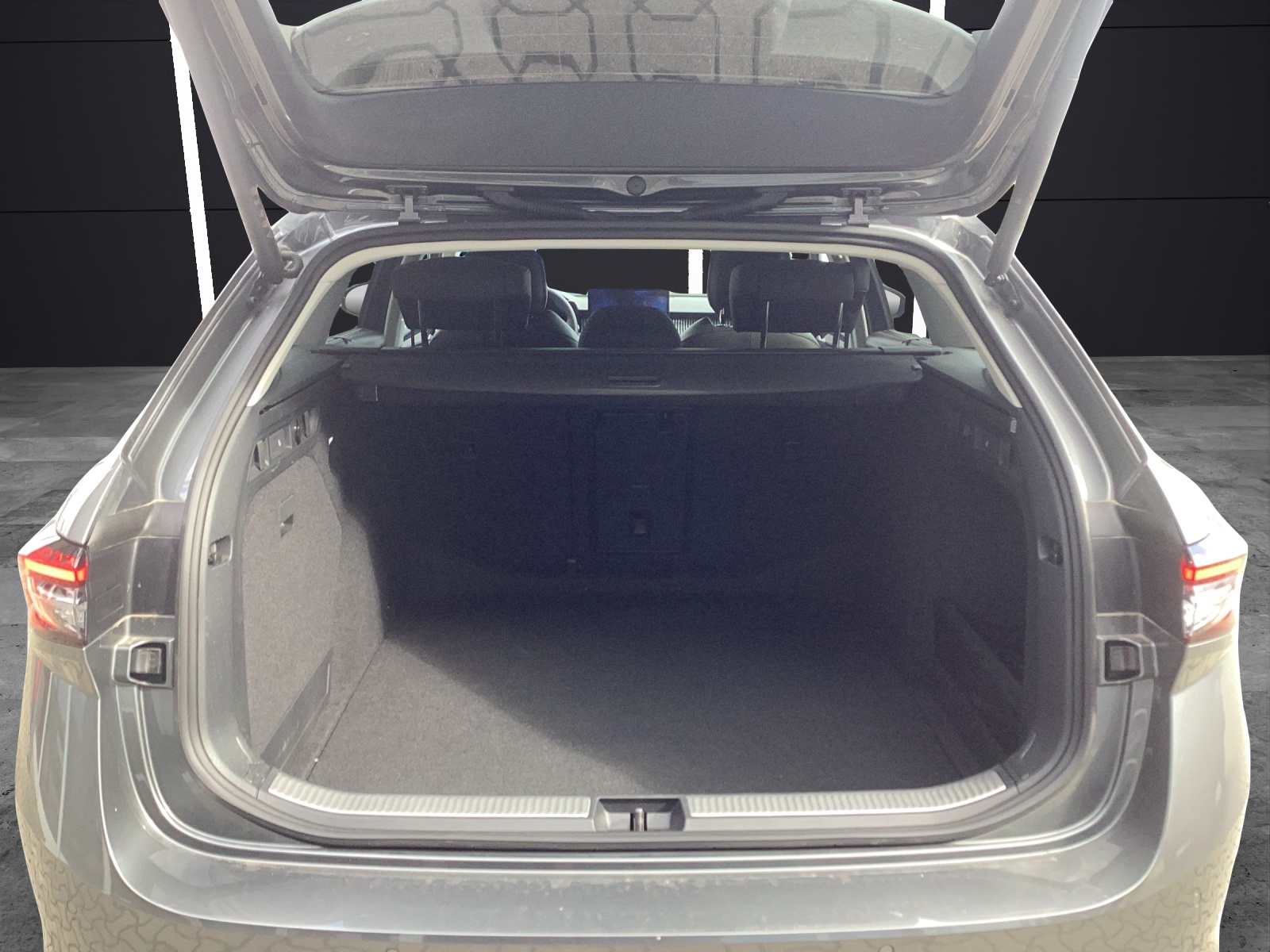 Fahrzeugabbildung SKODA Superb Combi 2.0 TDI DSG 4x4 L&K AHZV DCC ACC FAMILY