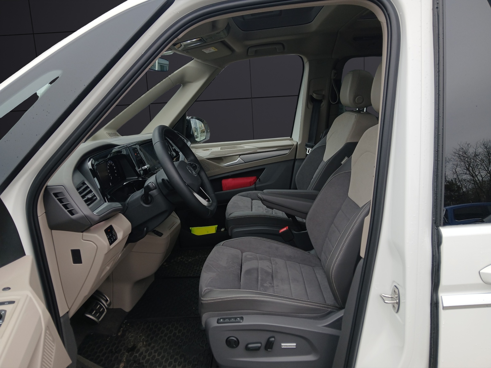 Fahrzeugabbildung Volkswagen T7 Multivan TSI LÜ Style ACC AHK LED RFK PARK ASS