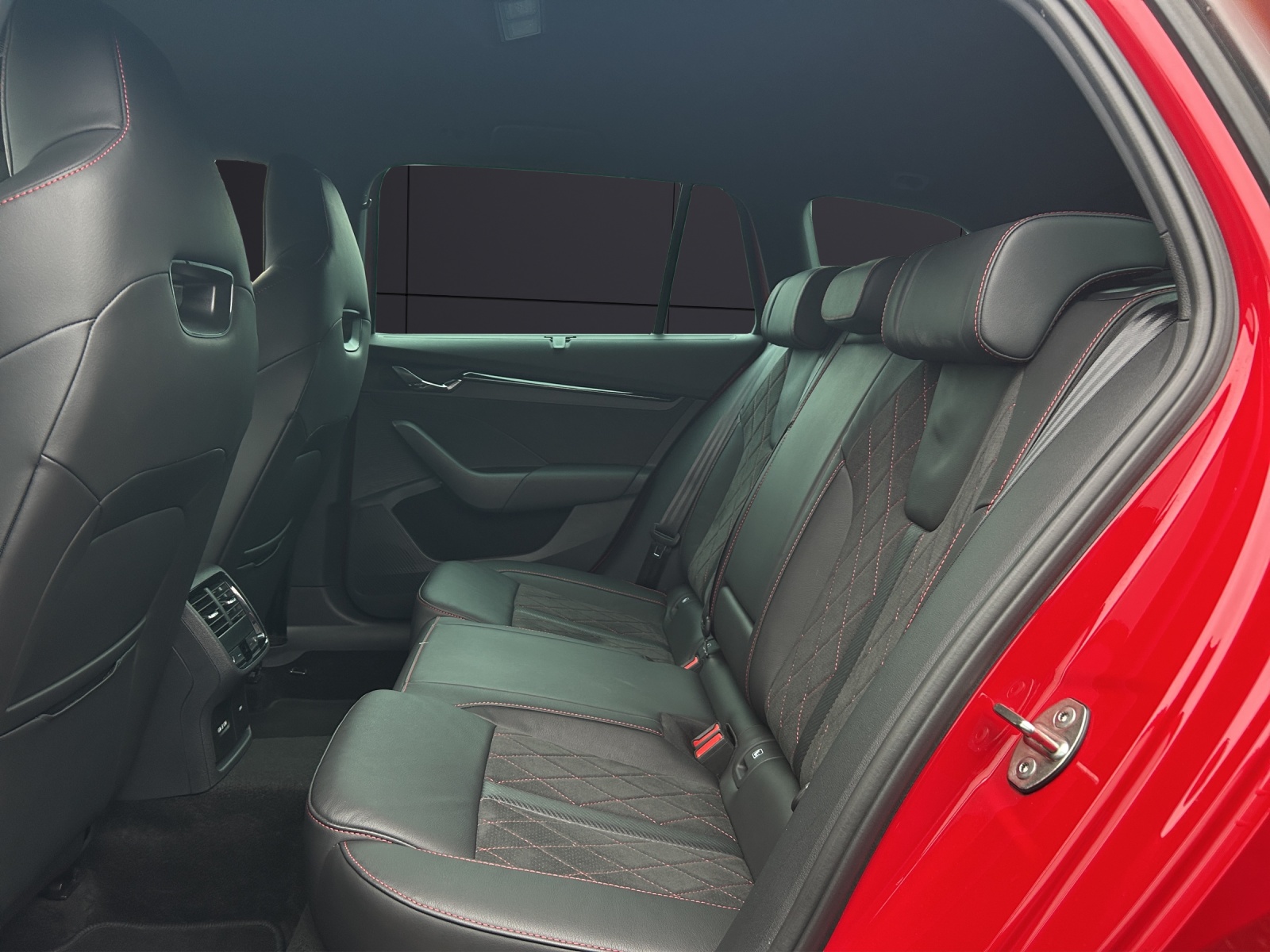 Fahrzeugabbildung SKODA Octavia Combi TDI RS DSG Matrix Navi HUD ACC RFK SH 19