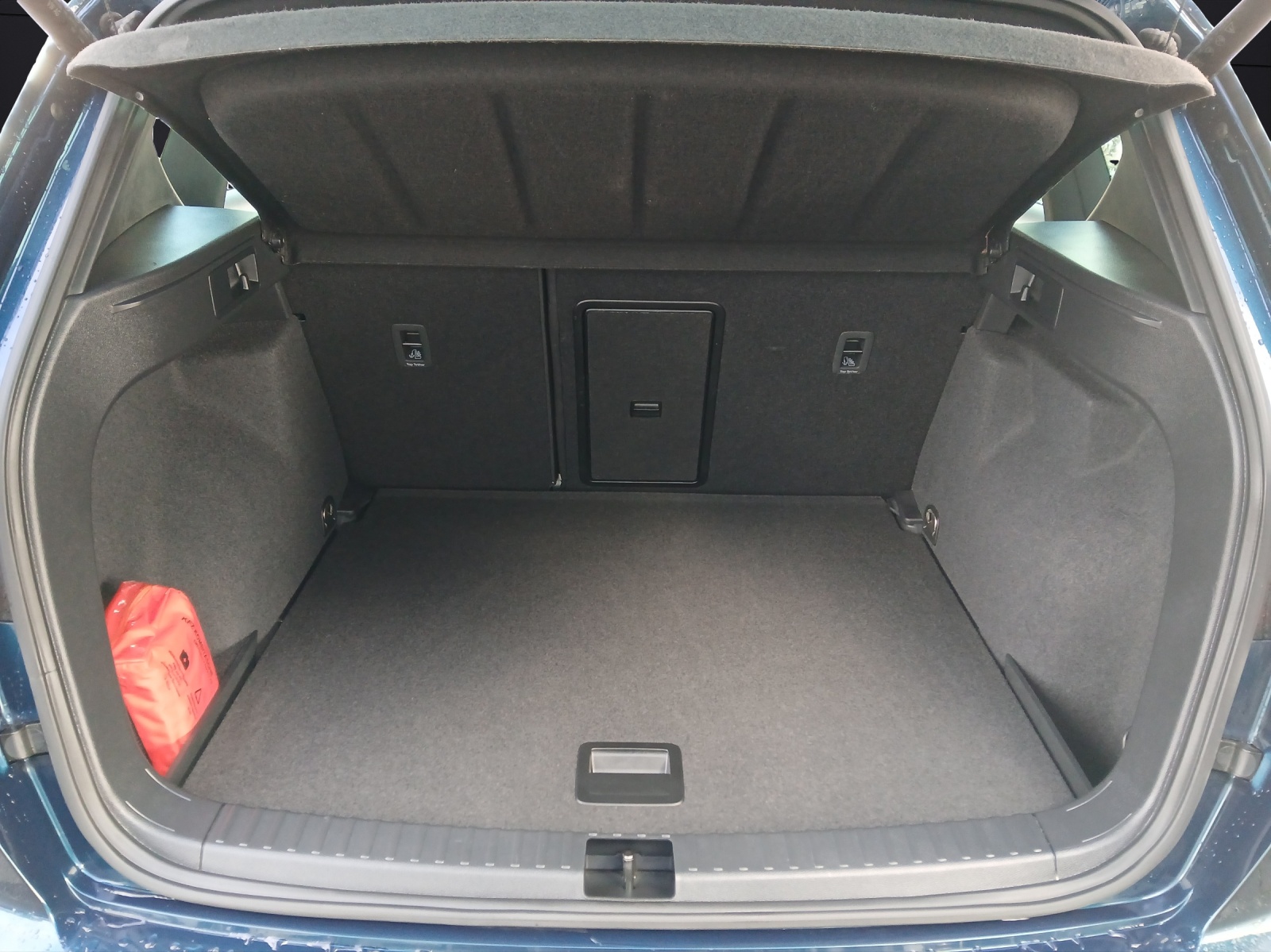 Fahrzeugabbildung SEAT Ateca TSI Xperience DSG LED AID ACC RFK SH