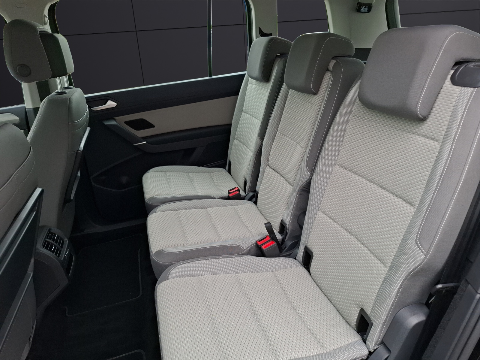 Fahrzeugabbildung Volkswagen Touran TSI Comfortline 7-Si Navi AID ACC PDC SH LM
