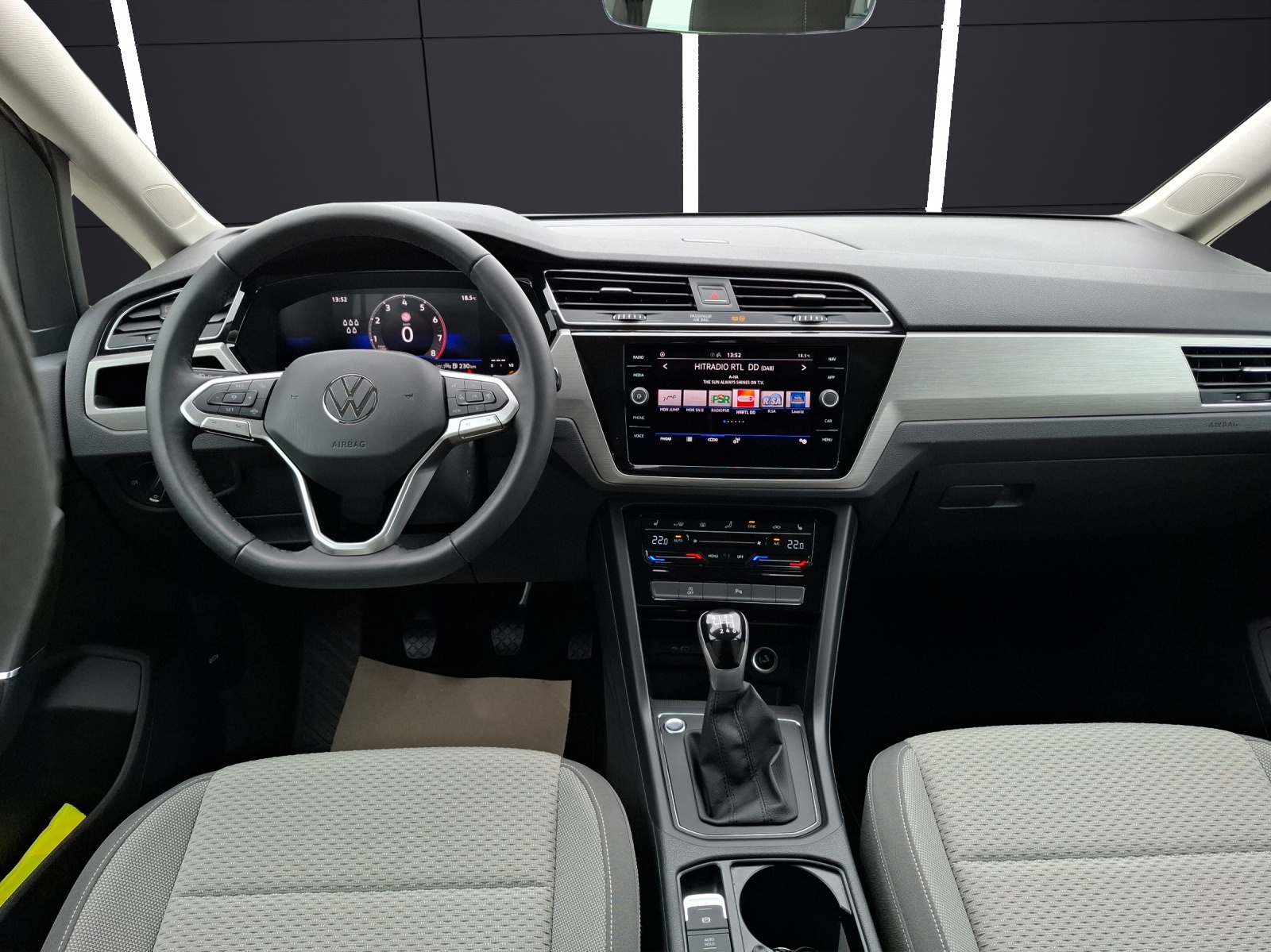 Fahrzeugabbildung Volkswagen Touran TSI Comfortline 7-Si Navi AID ACC PDC SH LM