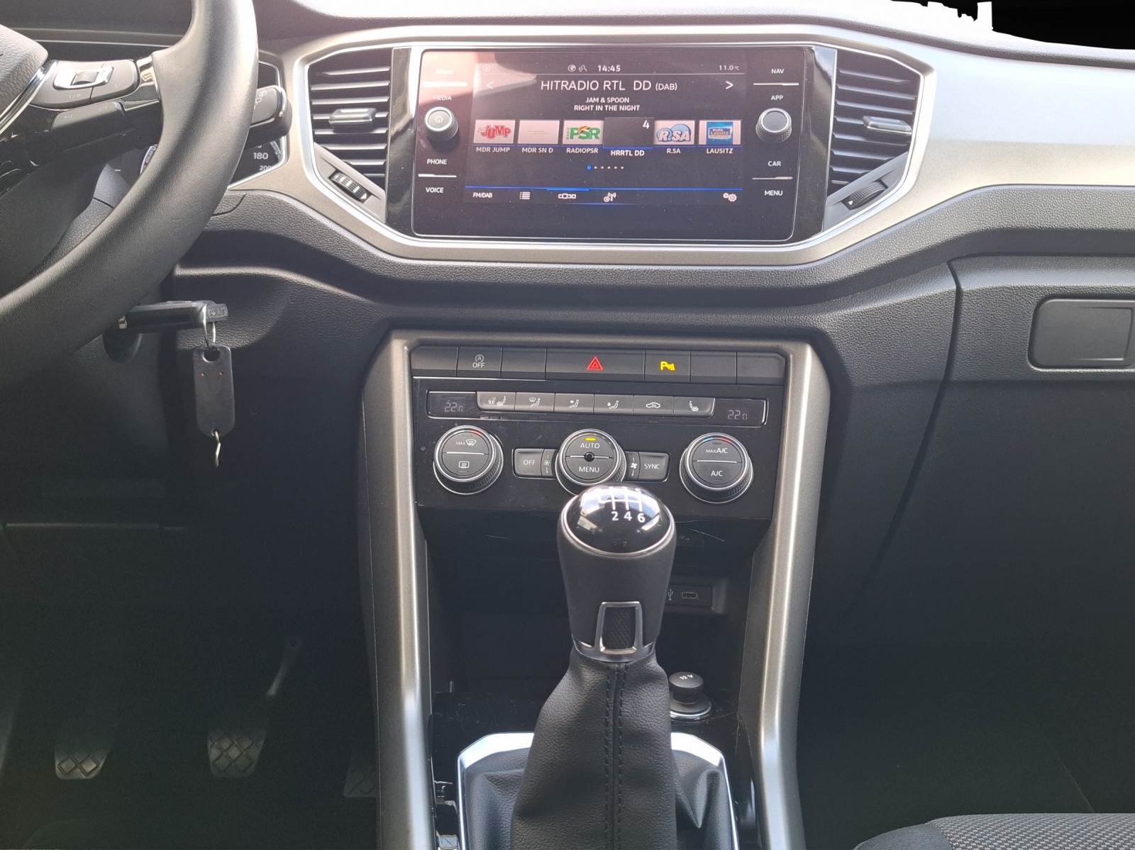 Fahrzeugabbildung Volkswagen T-Roc TSI Style LED AHK Navi ACC RFK SH LM