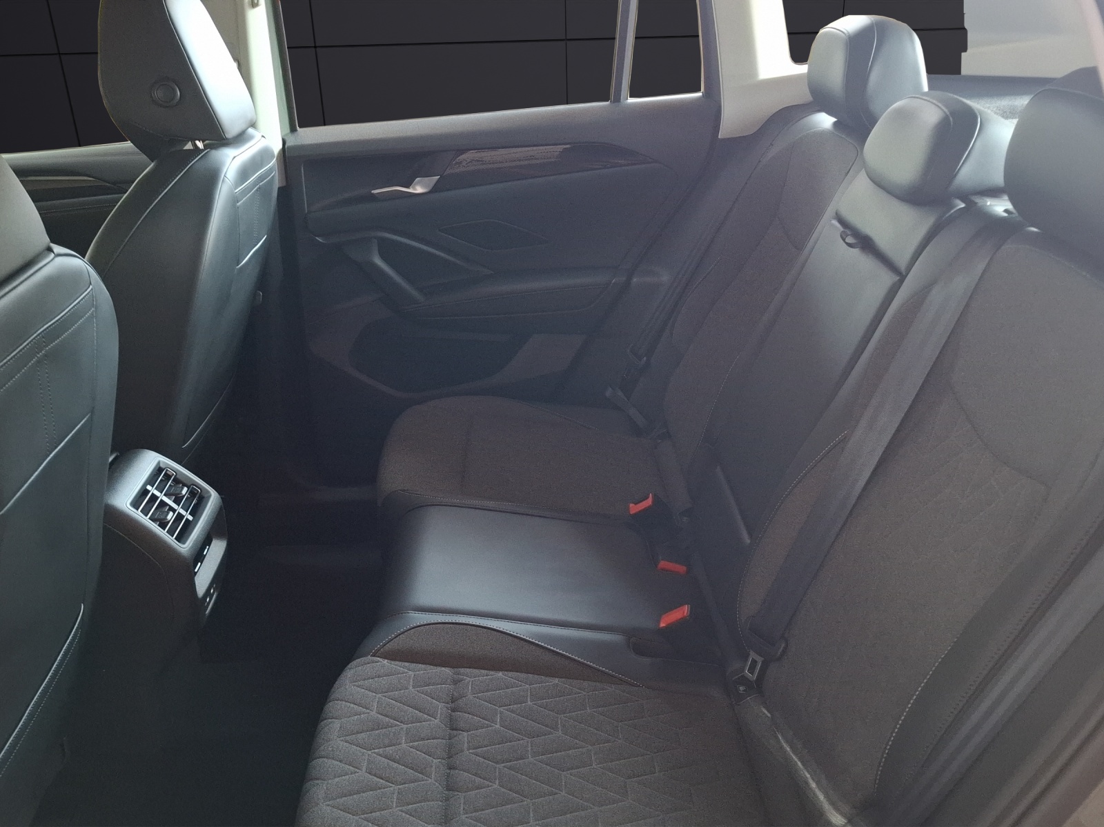Fahrzeugabbildung Volkswagen Tiguan eTSI Life DSG LED AHK Navi AID ACC RFK SH