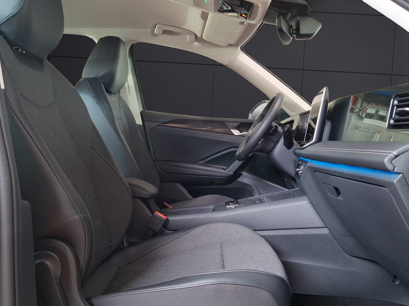 Fahrzeugabbildung Volkswagen Tiguan eTSI Life DSG LED AHK Navi AID ACC RFK SH