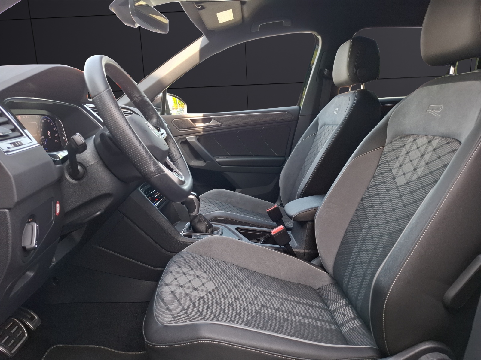 Fahrzeugabbildung Volkswagen Tiguan TDI R-Line DSG STH Matrix AHK Navi AID ACC RFK 20