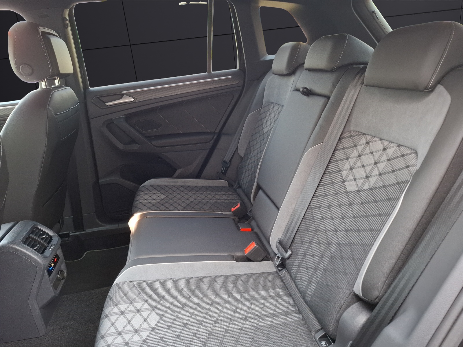 Fahrzeugabbildung Volkswagen Tiguan TDI R-Line DSG STH Matrix AHK Navi AID ACC RFK 20