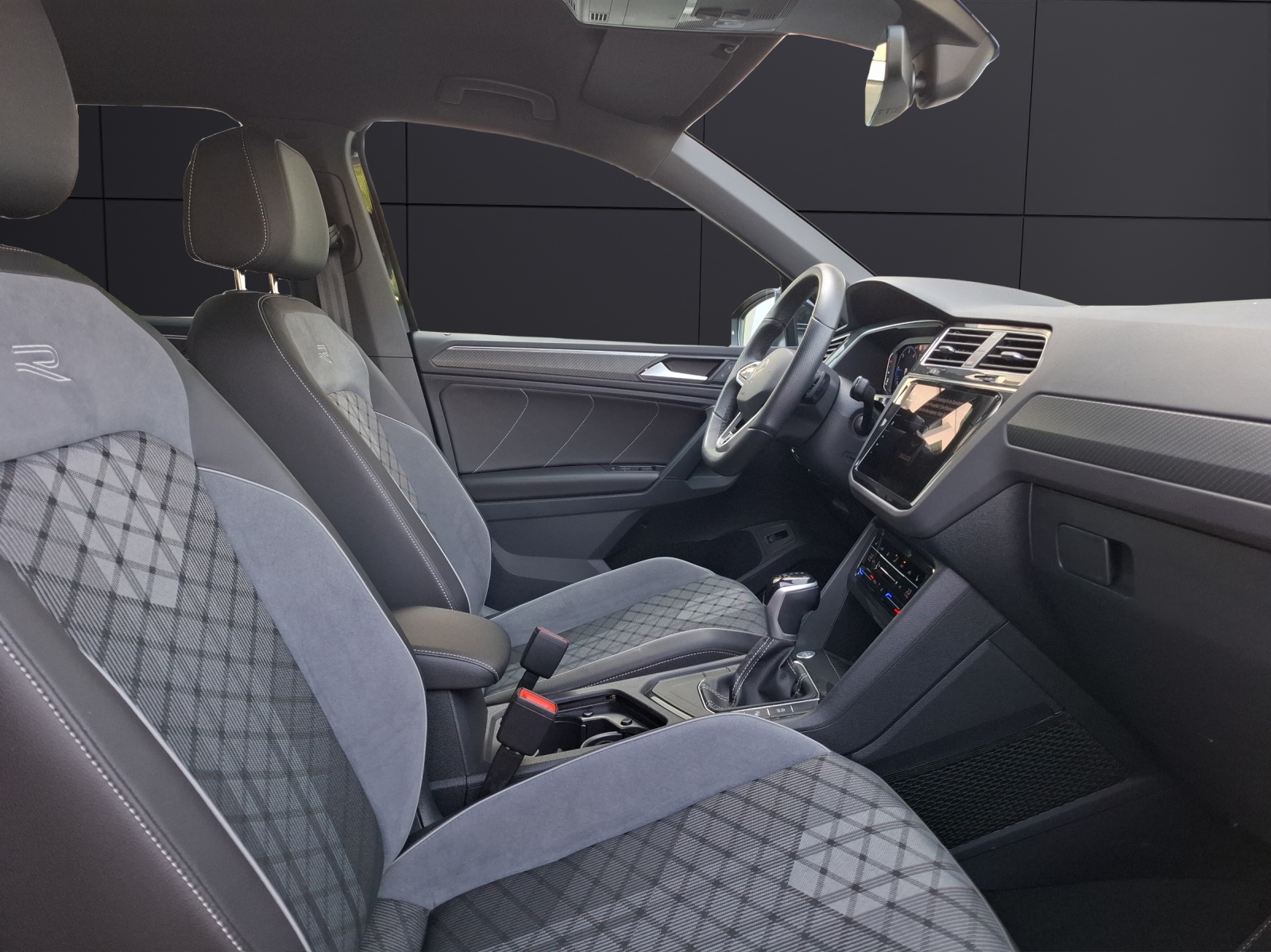 Fahrzeugabbildung Volkswagen Tiguan TDI R-Line DSG STH Matrix AHK Navi AID ACC RFK 20