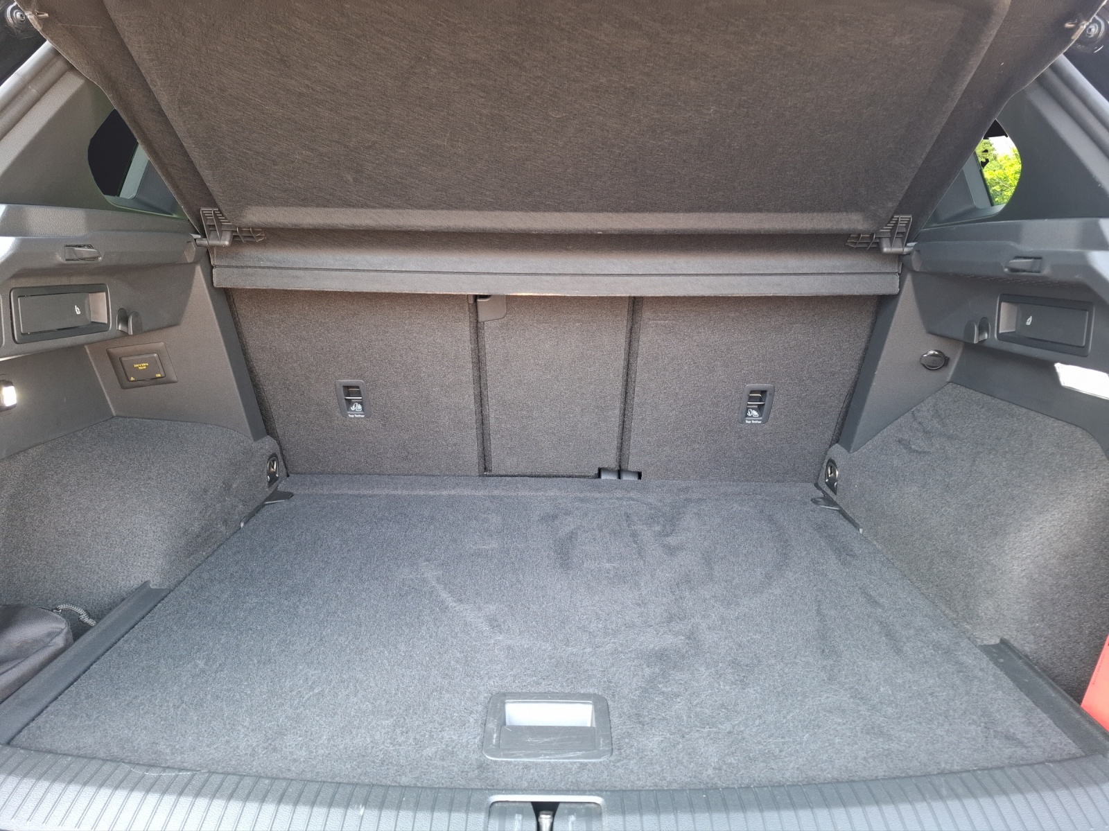 Fahrzeugabbildung Volkswagen Tiguan TDI R-Line DSG STH Matrix AHK Navi AID ACC RFK 20