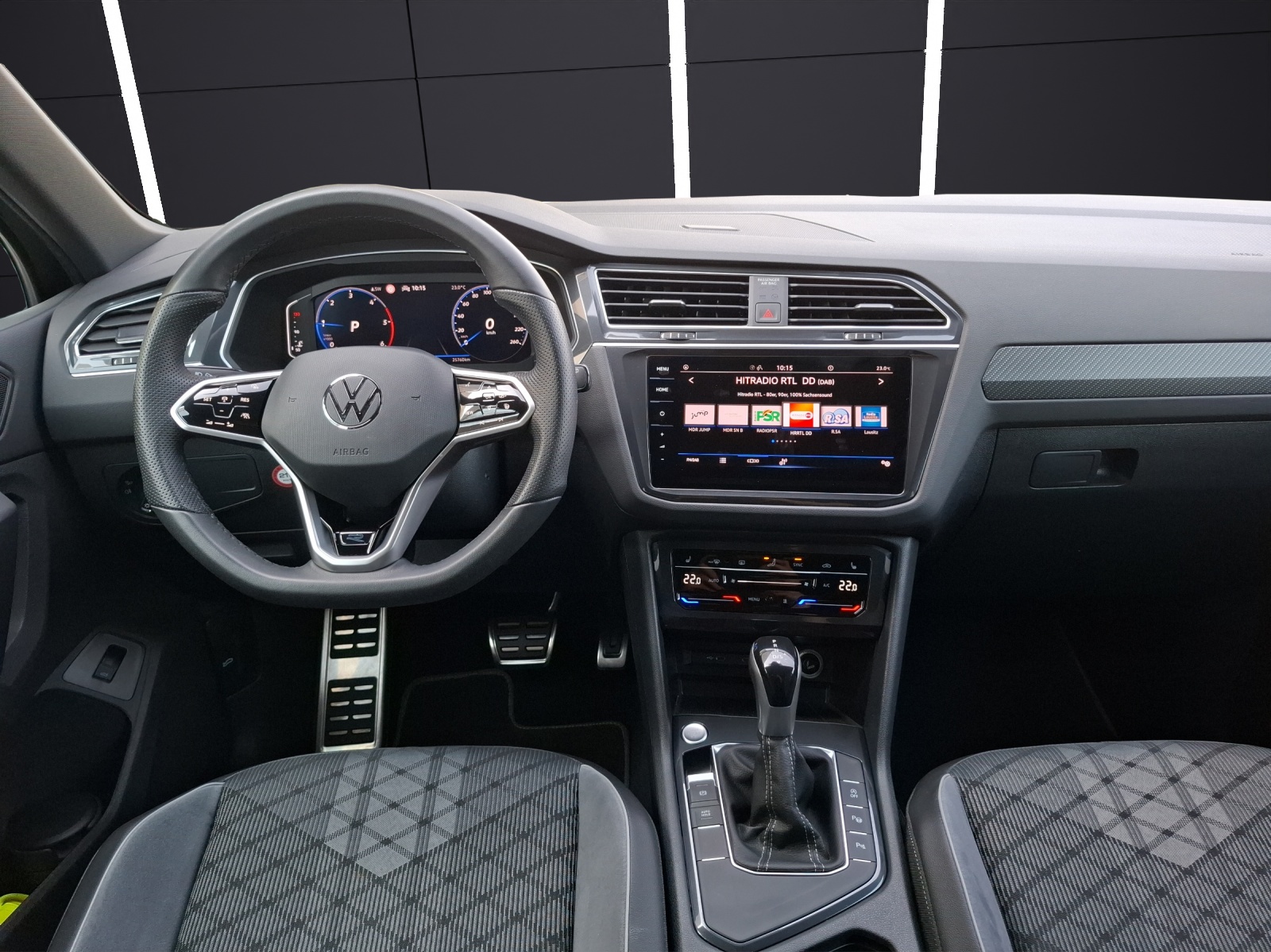 Fahrzeugabbildung Volkswagen Tiguan TDI R-Line DSG STH Matrix AHK Navi AID ACC RFK 20
