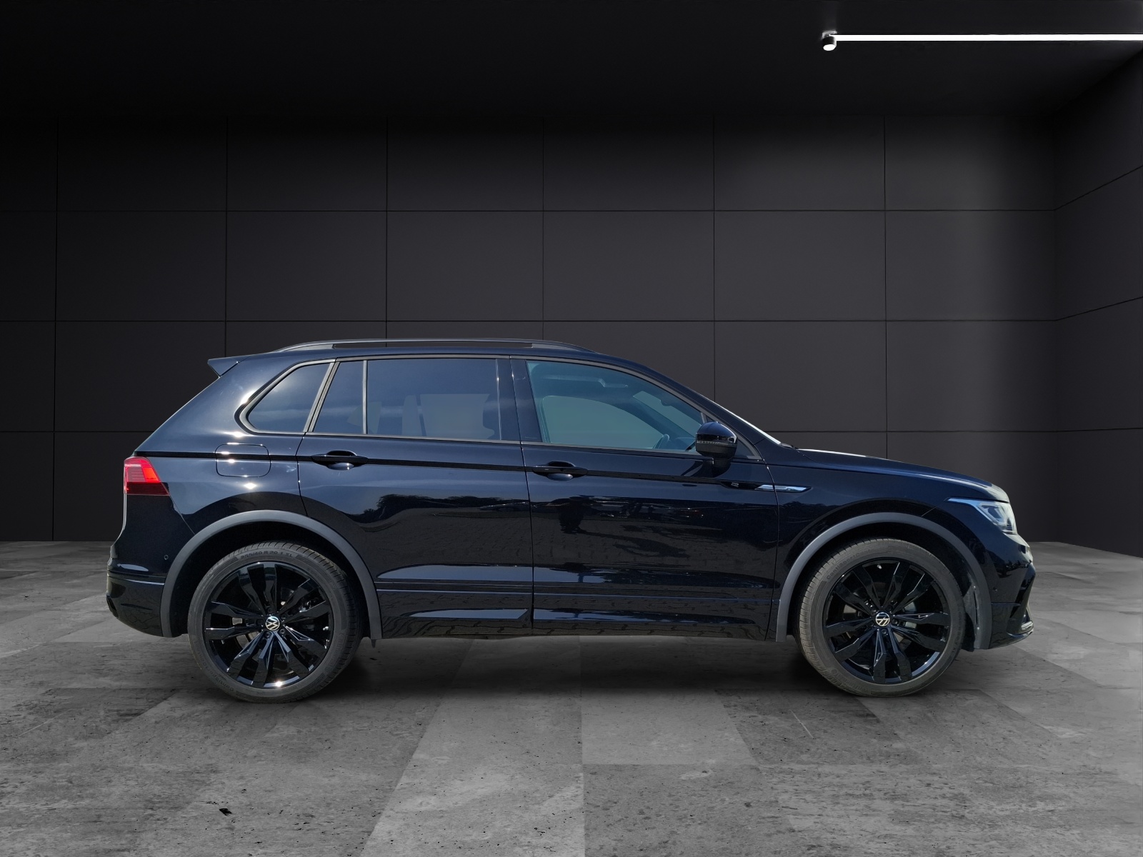 Fahrzeugabbildung Volkswagen Tiguan TDI R-Line DSG STH Matrix AHK Navi AID ACC RFK 20