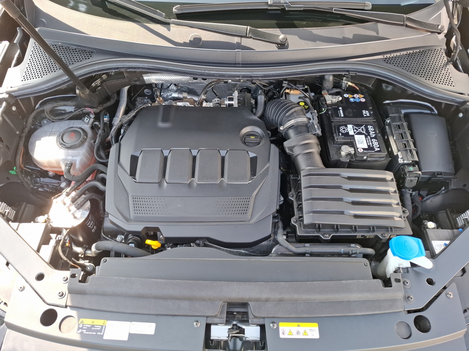 Fahrzeugabbildung Volkswagen Tiguan TDI R-Line DSG STH Matrix AHK Navi AID ACC RFK 20