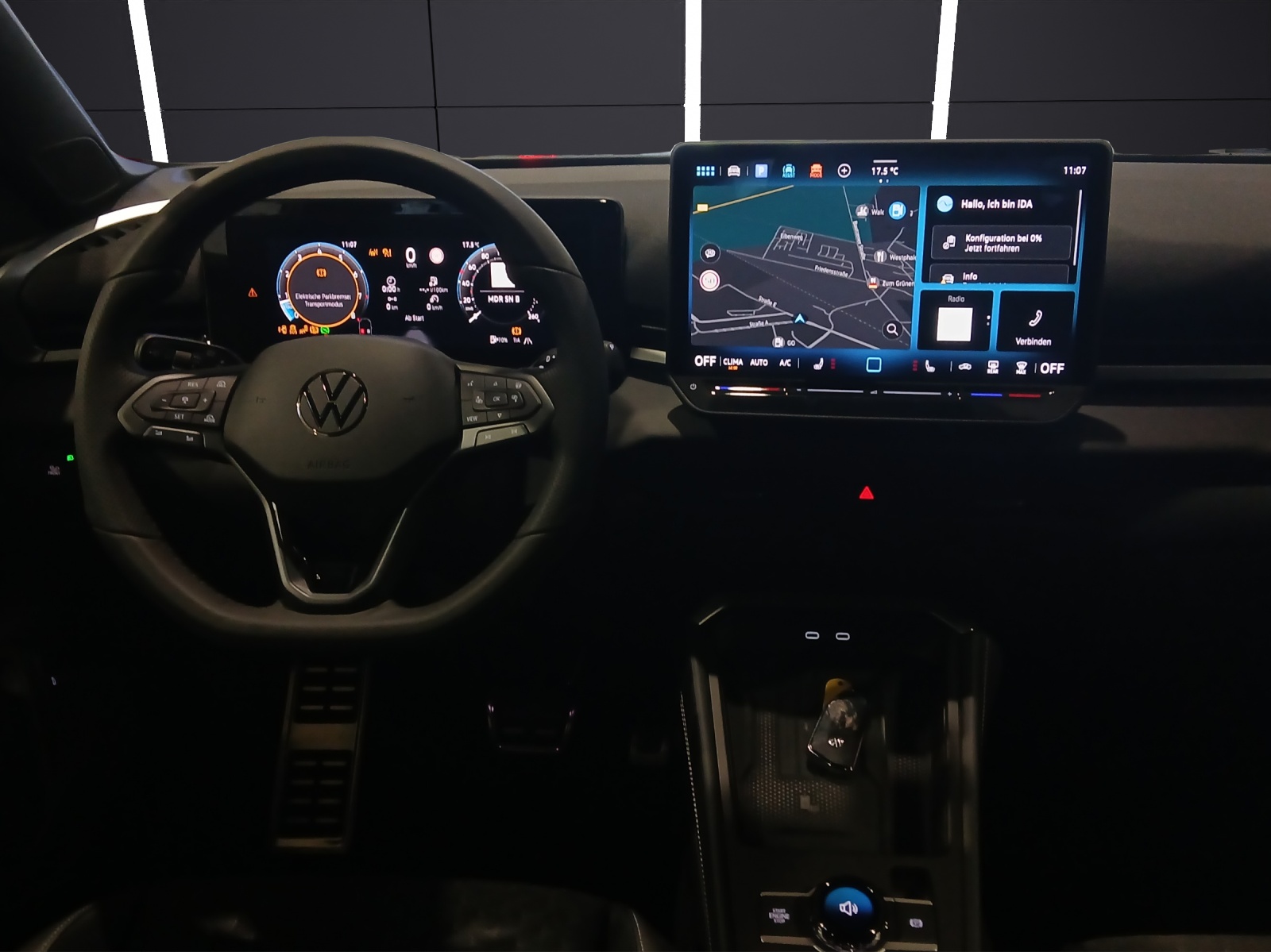 Fahrzeugabbildung Volkswagen T-Roc R-Line-Black-Style HuD NAVI AreaView