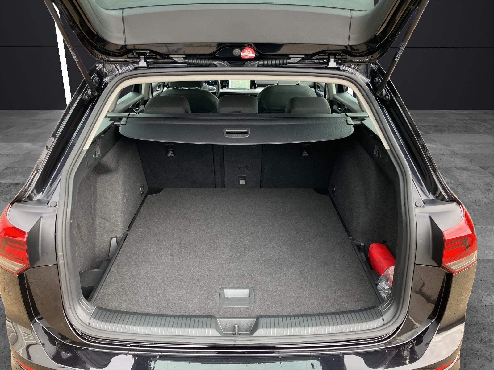 Fahrzeugabbildung Volkswagen Golf VIII Variant Life TDI LED Navi ACC AHK SHZ LHZ RFK AppConnect Ambiente Navi