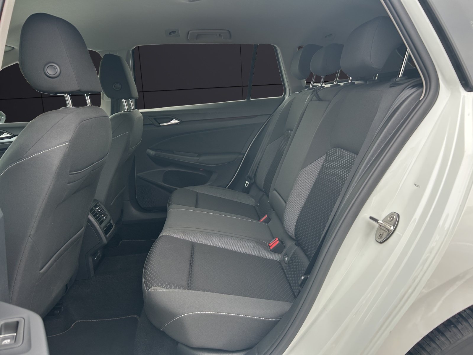 Fahrzeugabbildung Volkswagen Golf VIII Variant Active TDI DSG LED ACC SH RearView Ambiente Navi Klima