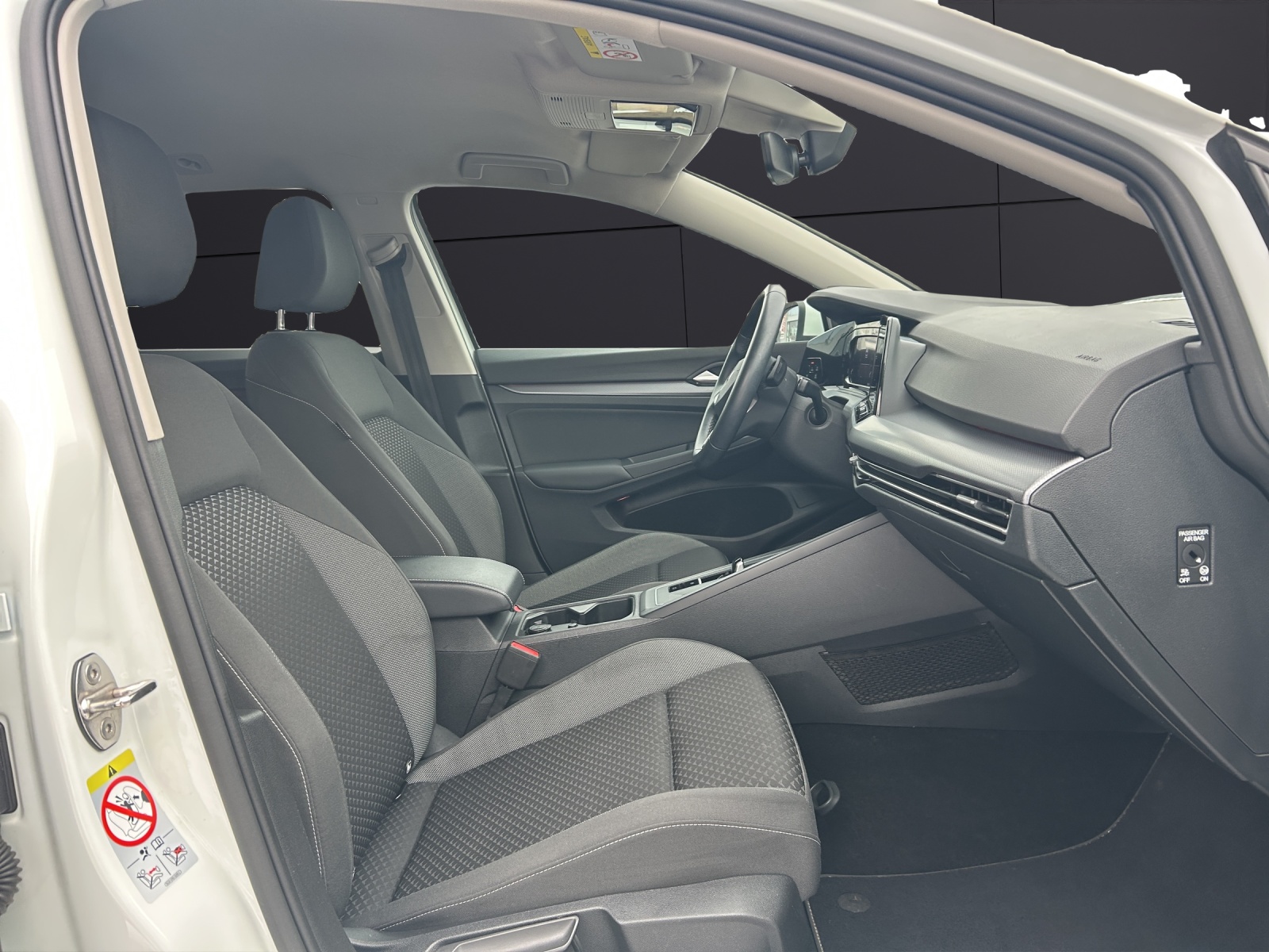 Fahrzeugabbildung Volkswagen Golf VIII Variant Active TDI DSG LED ACC SH RearView Ambiente Navi Klima